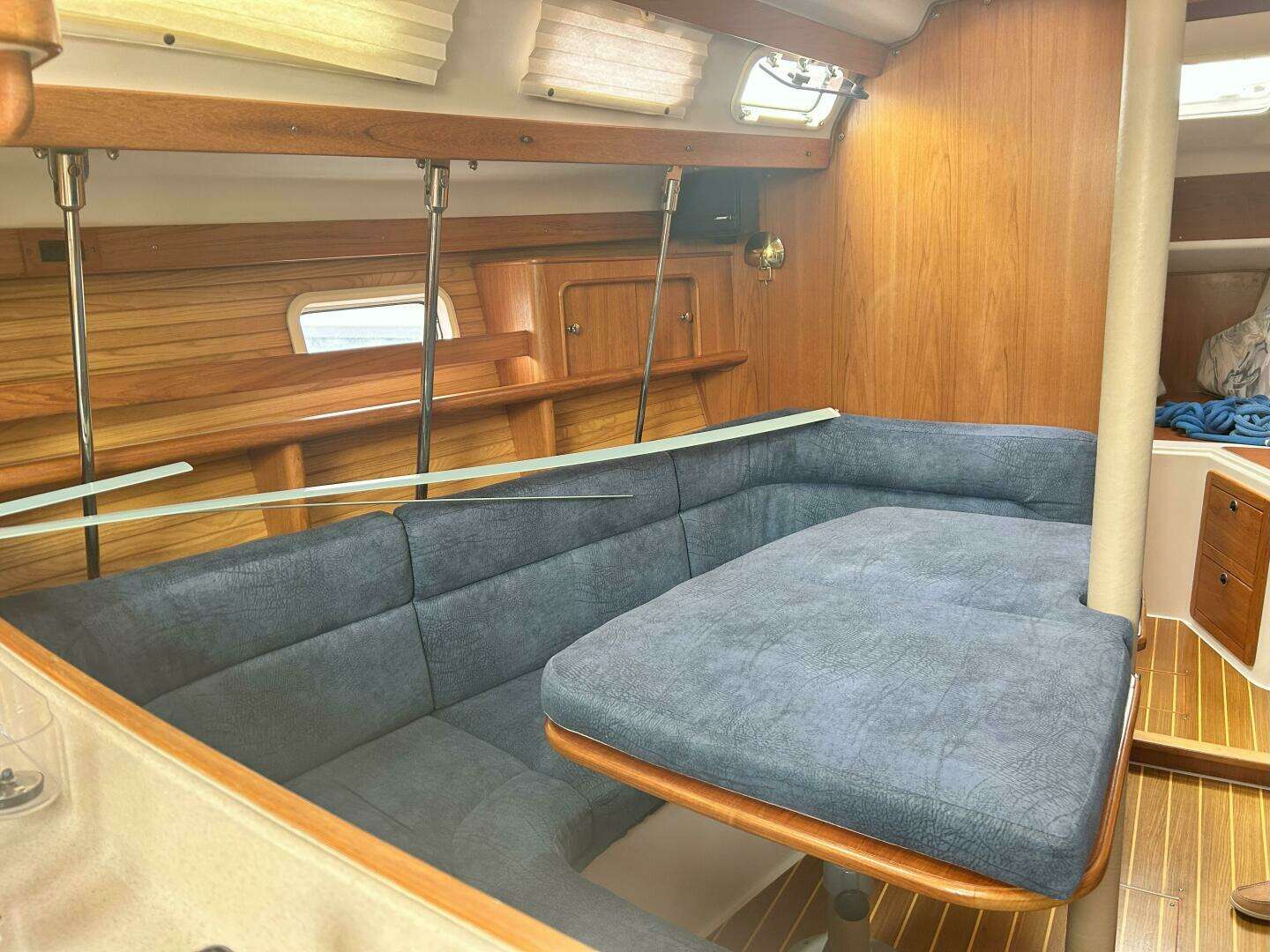 1999 Catalina 380 - Image 13