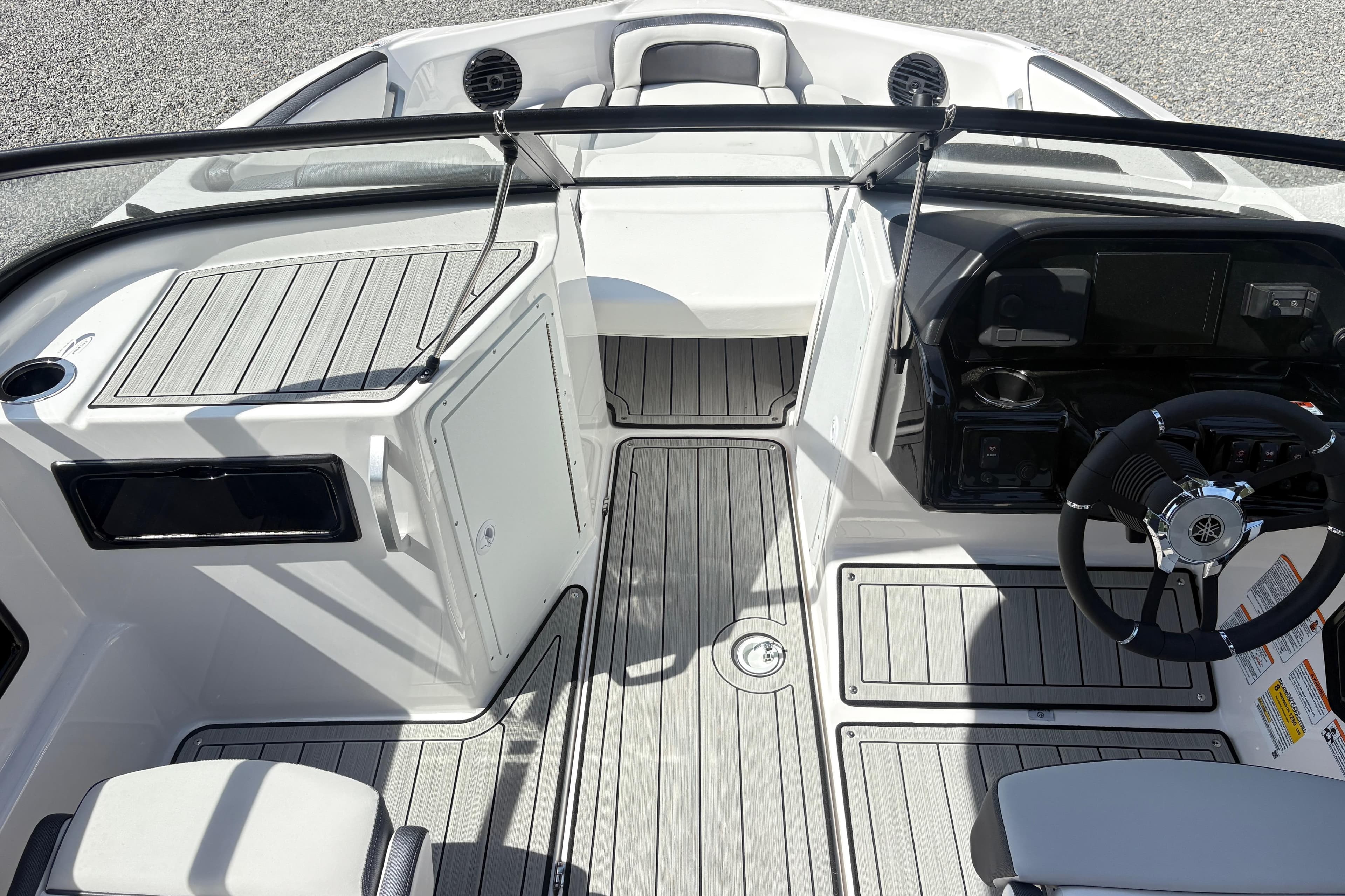 2024 Yamaha Boats 195S cockpit with sleek design and modern steering console.
