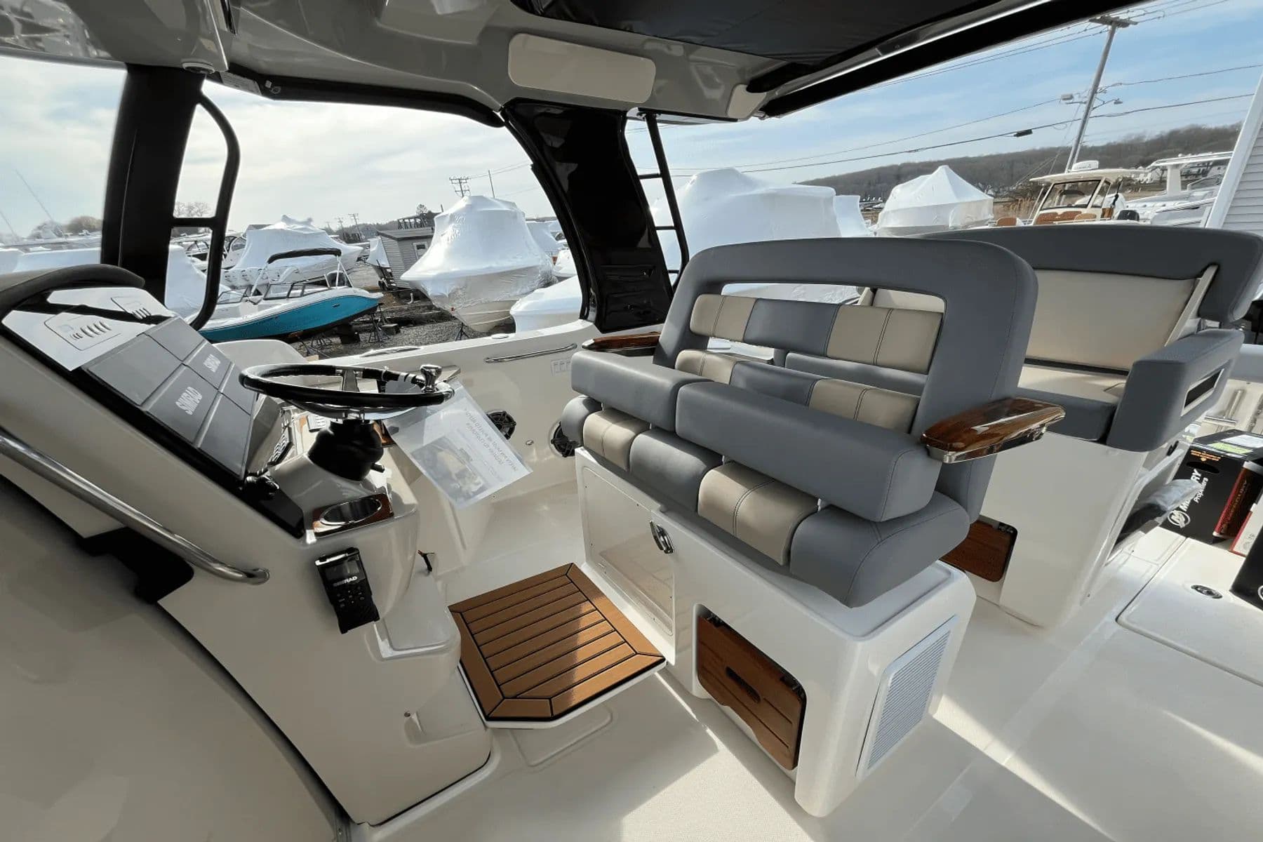 2025 Boston Whaler 350 Realm - 28