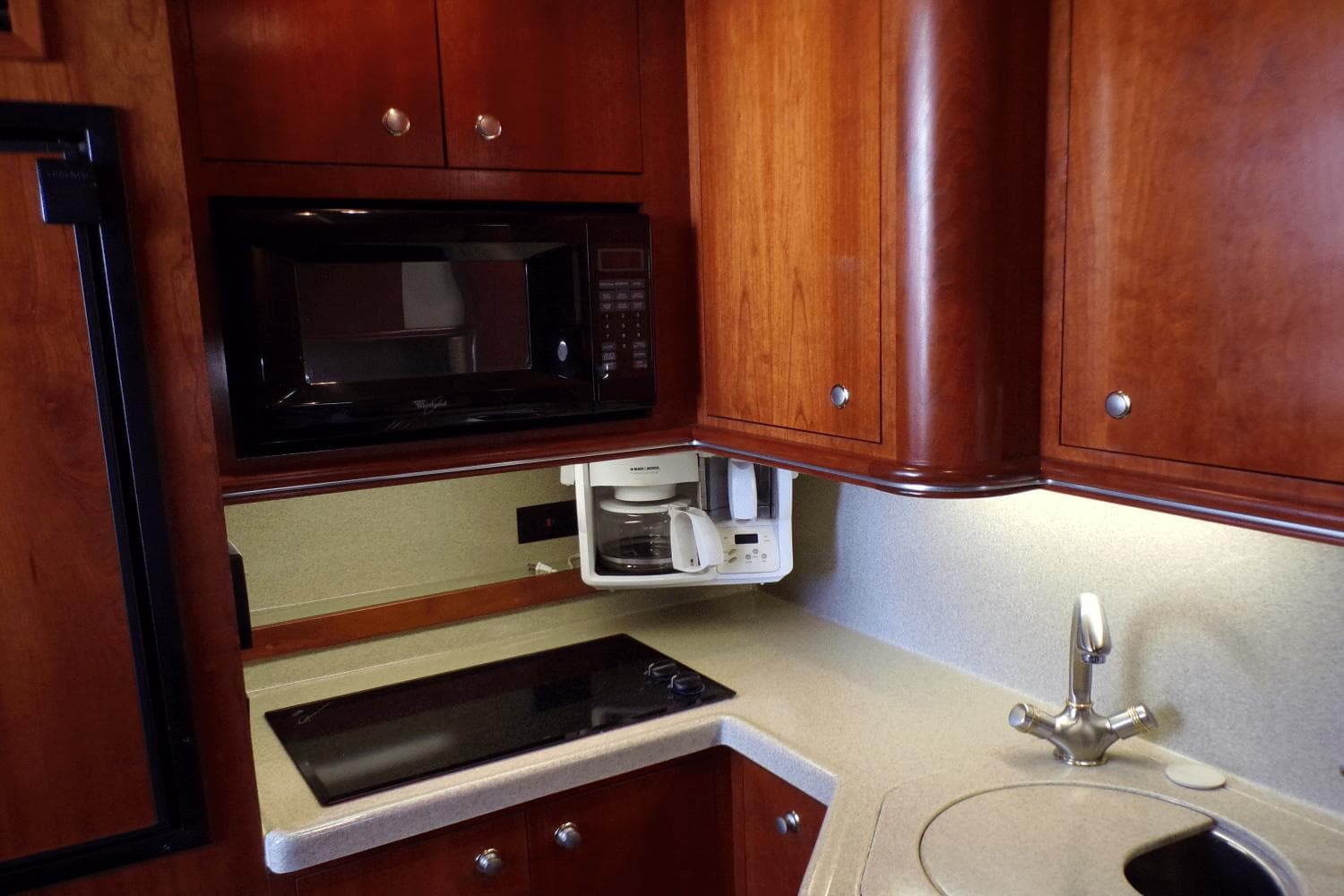 2005 Cruisers Yachts 370 Express - 38