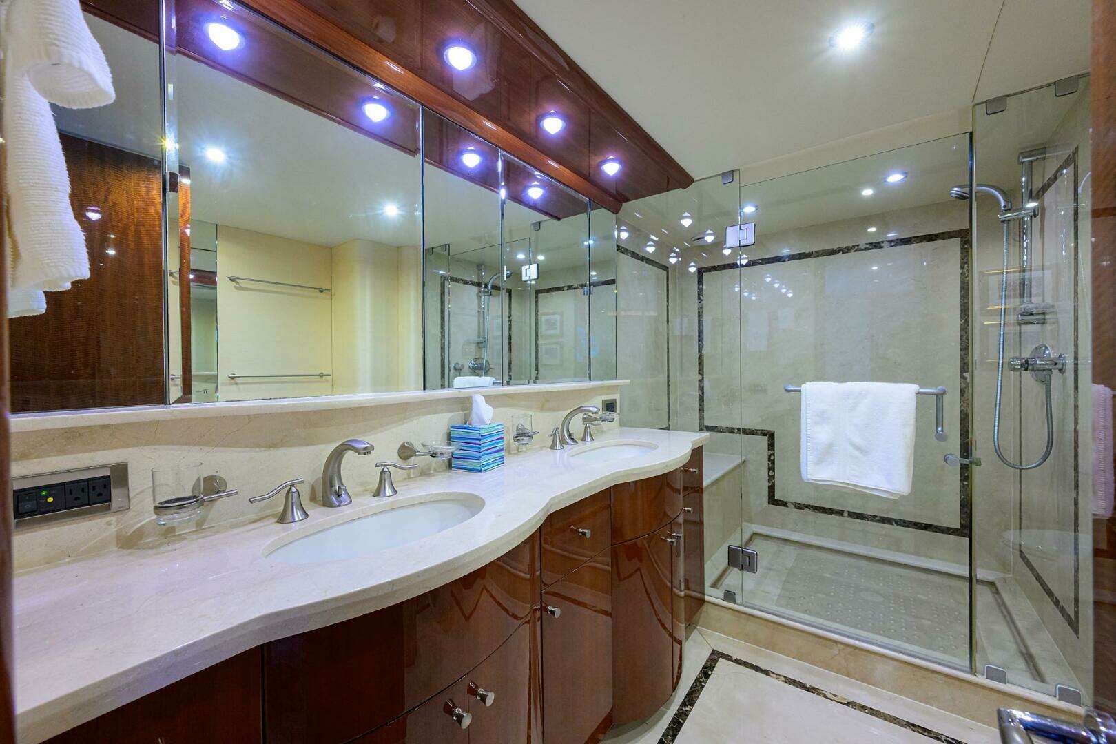 2007 Lazzara Yachts 80 Enclosed - Image 18