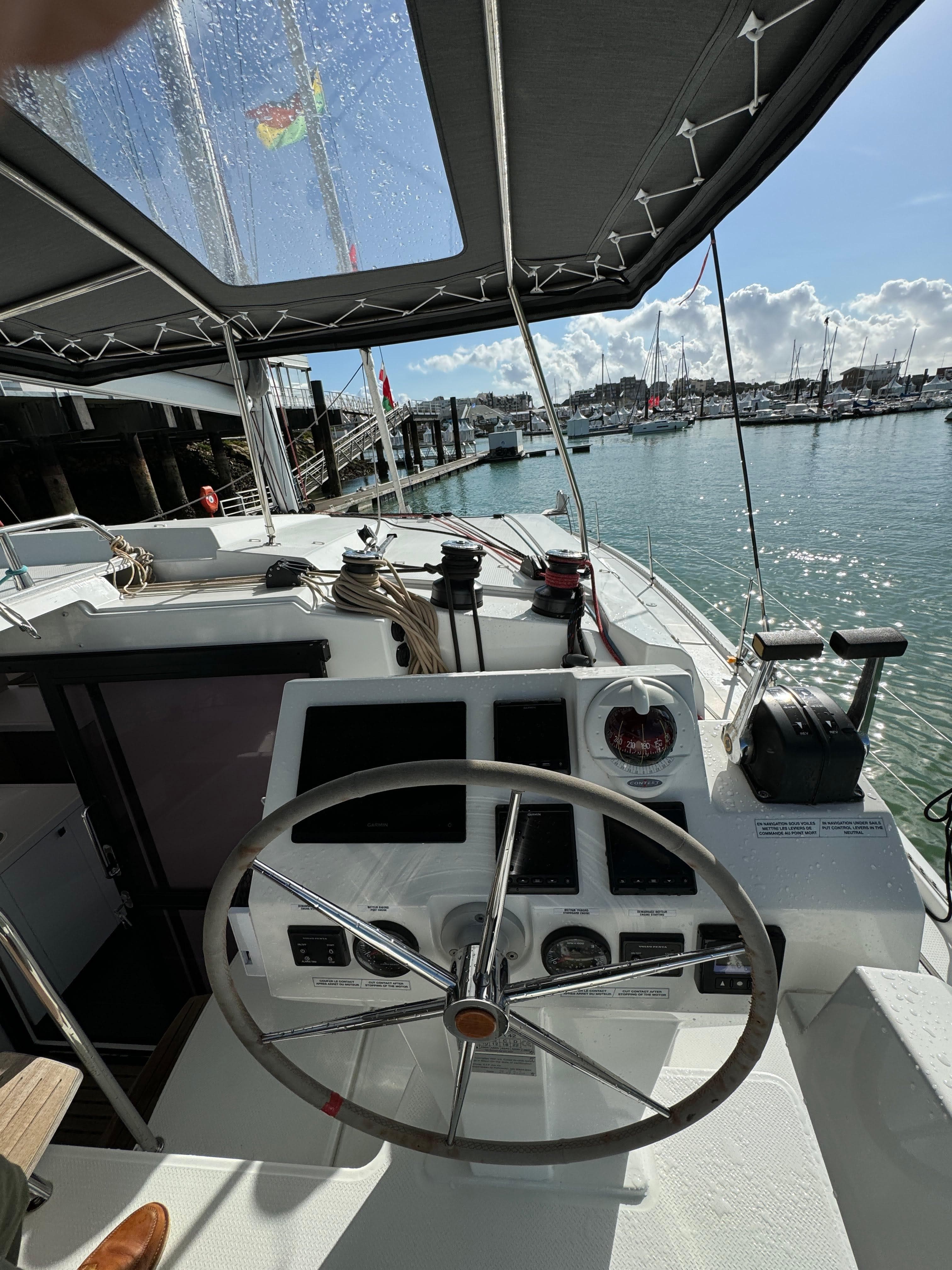 Fountaine Pajot Astréa 42 poste de barre