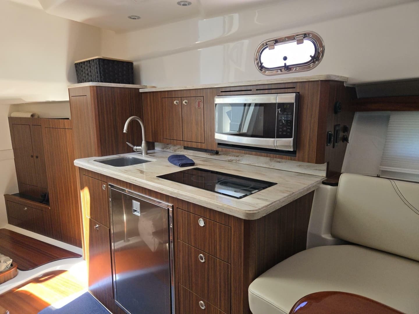 2019 Pursuit 355 Offshore - Image 13