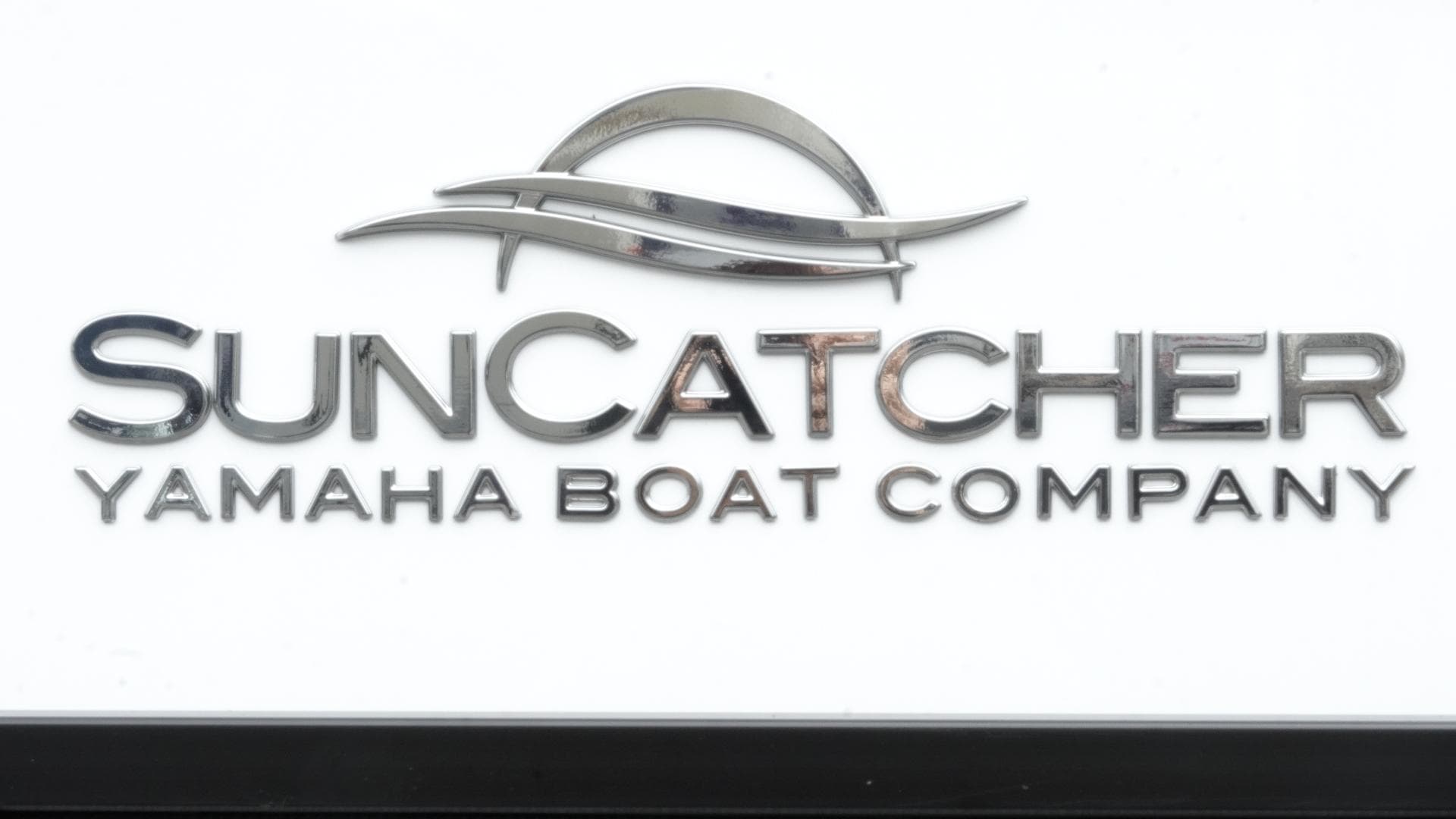 SunCatcher Yamaha Boat Company logo, 2025 SunCatcher Select 322RC model branding.