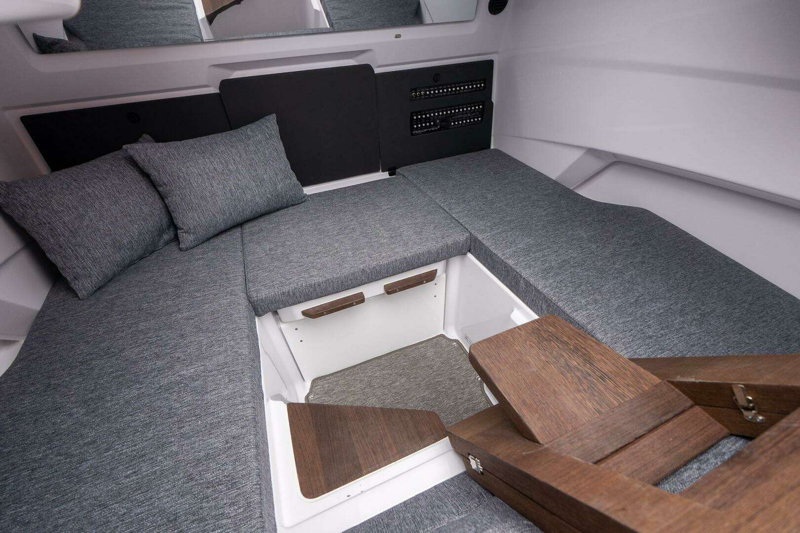 2026 Axopar Cross Cabin - Image 31