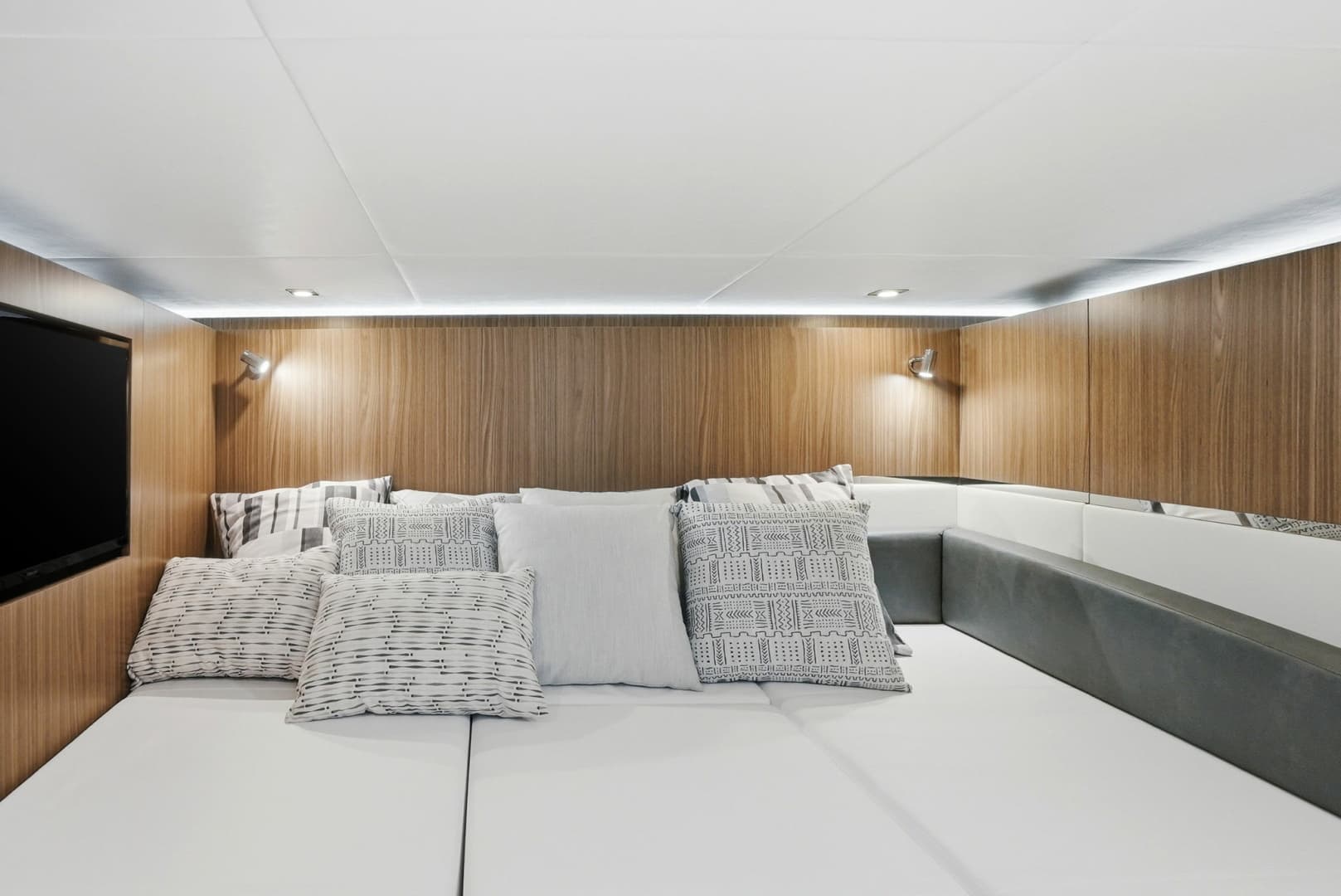 2026 Cruisers Yachts 50GLS OB - Image 46