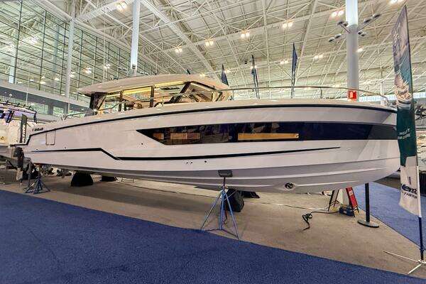 2025 Wellcraft 38 Explorer - Image 1