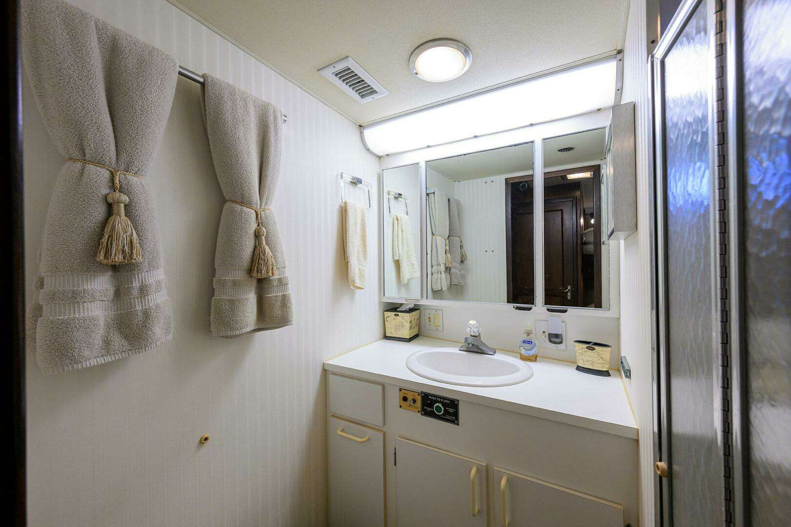 1987 Hatteras 63 Motor Yacht - Image 36