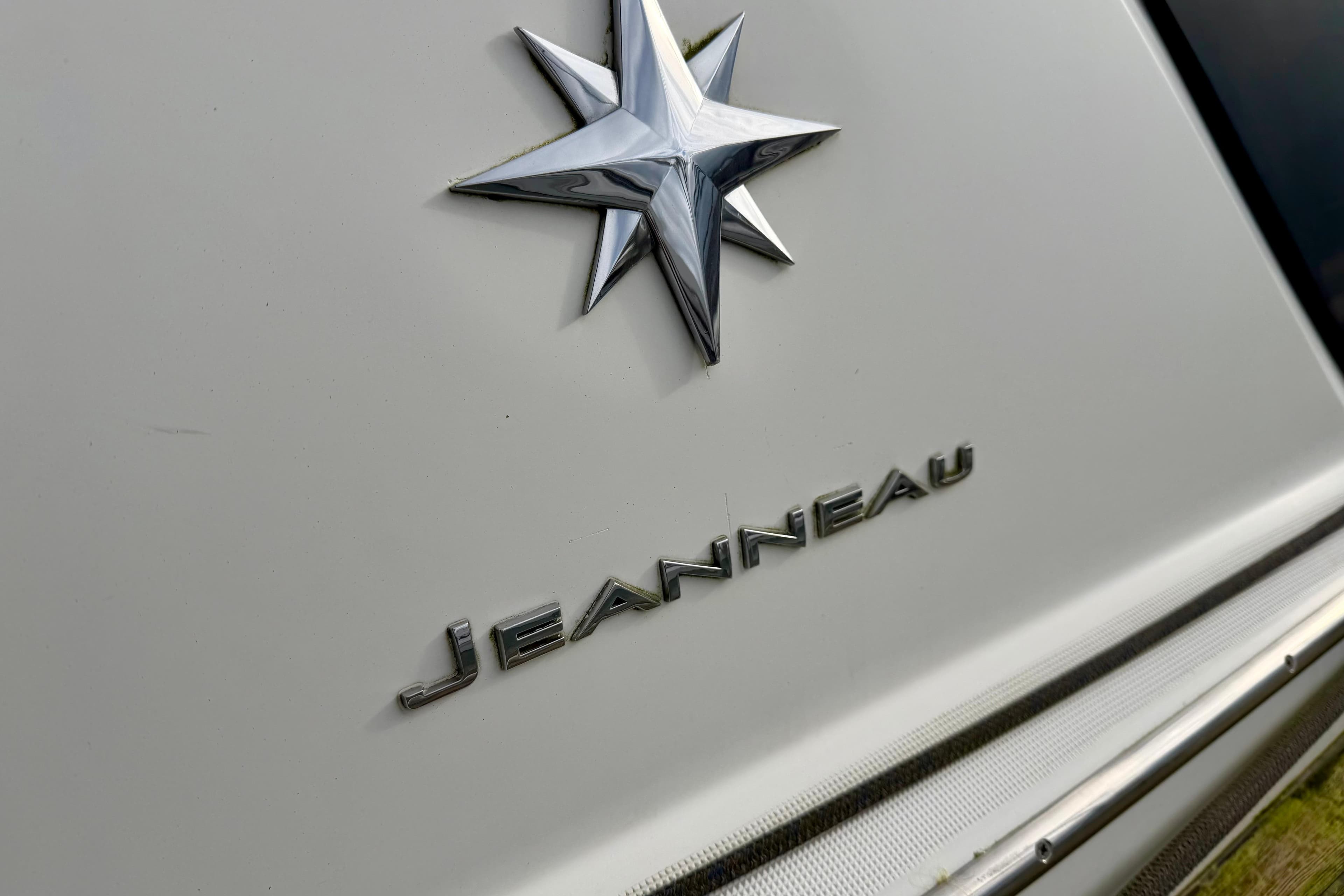 Jeanneau Sun Odyssey 42 DS 2011 logo on yacht exterior.