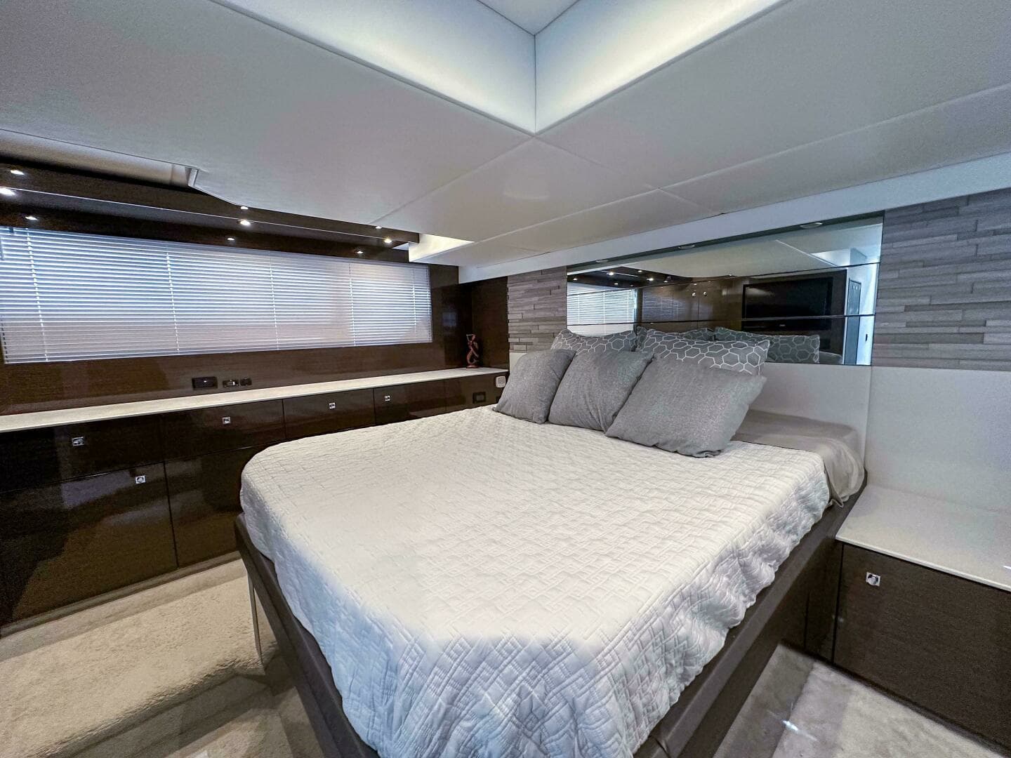 2019 Cruisers Yachts 50 Cantius - Image 28