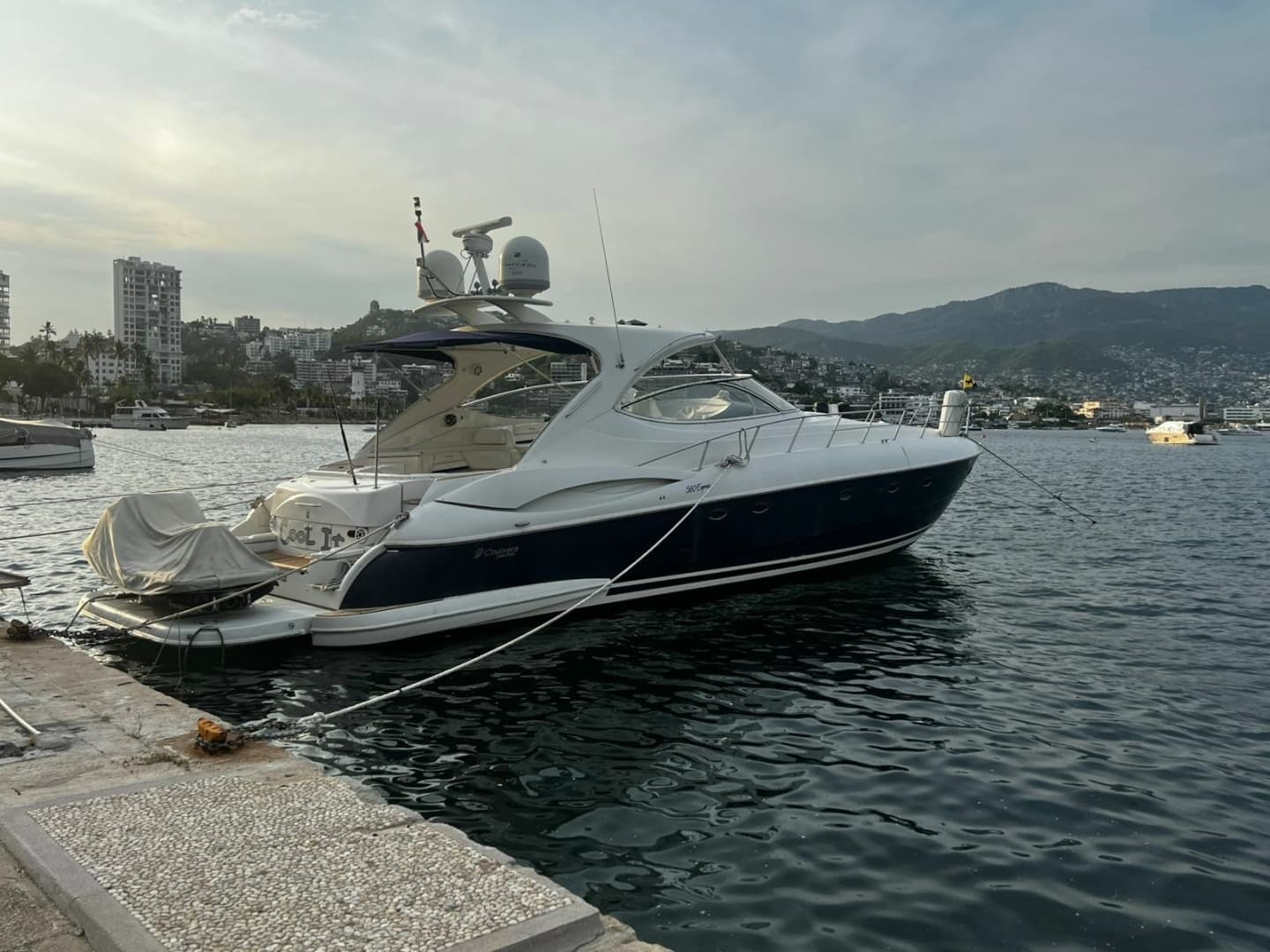 2006 Cruisers Yachts Express 560 - Image 3