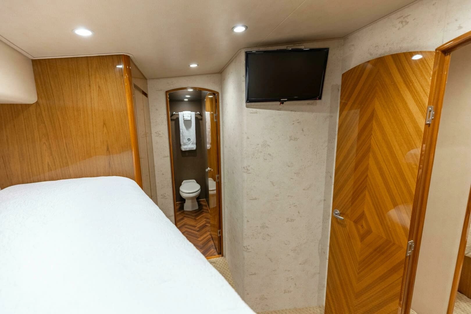 2013 Viking 76 Convertible - Image 47