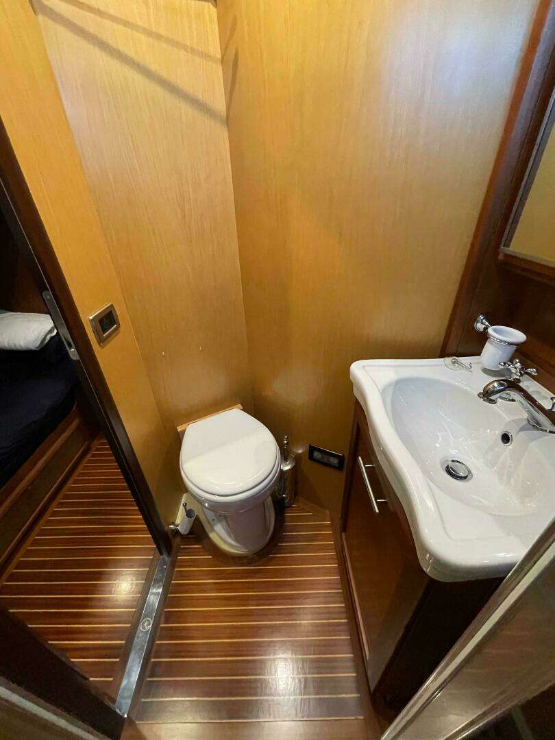 2006 Mochi Craft 74' Dolphin - Image 59