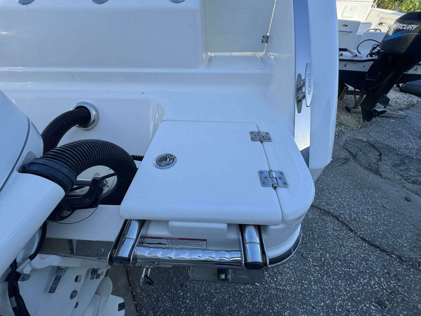 2023 Robalo R270 Center Console - Image 10