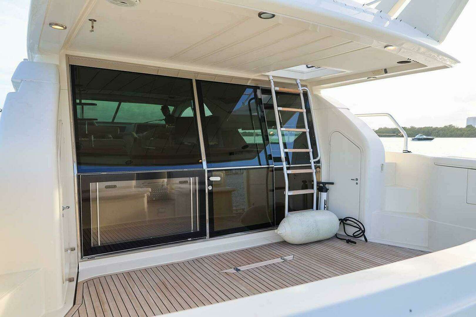 1998 Ferretti Yachts 55 Motor Yacht - Image 9