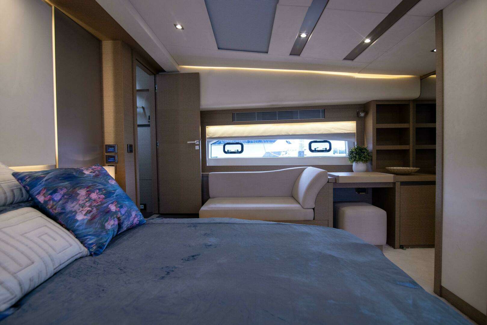 2018 Prestige 680 Flybridge - Image 19