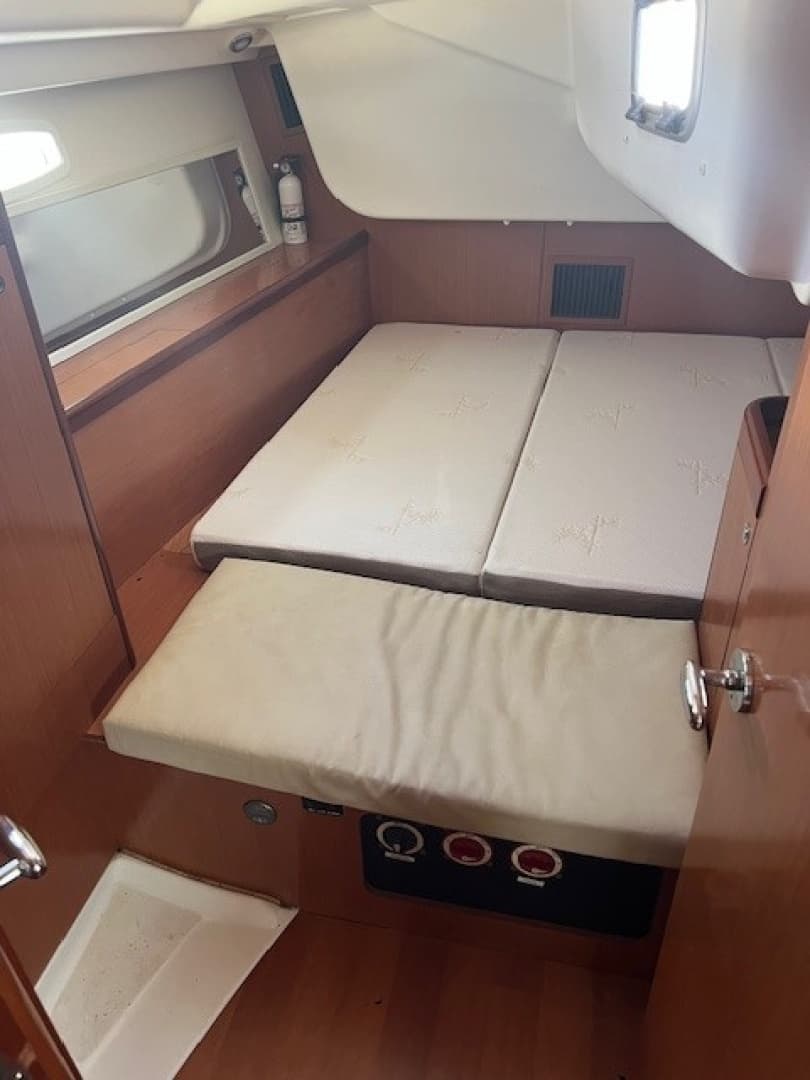 2009 Beneteau Oceanis 43 - Image 36