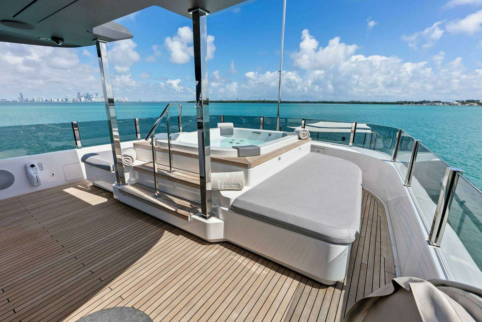2023 Custom Line 33 Navetta - Image 11