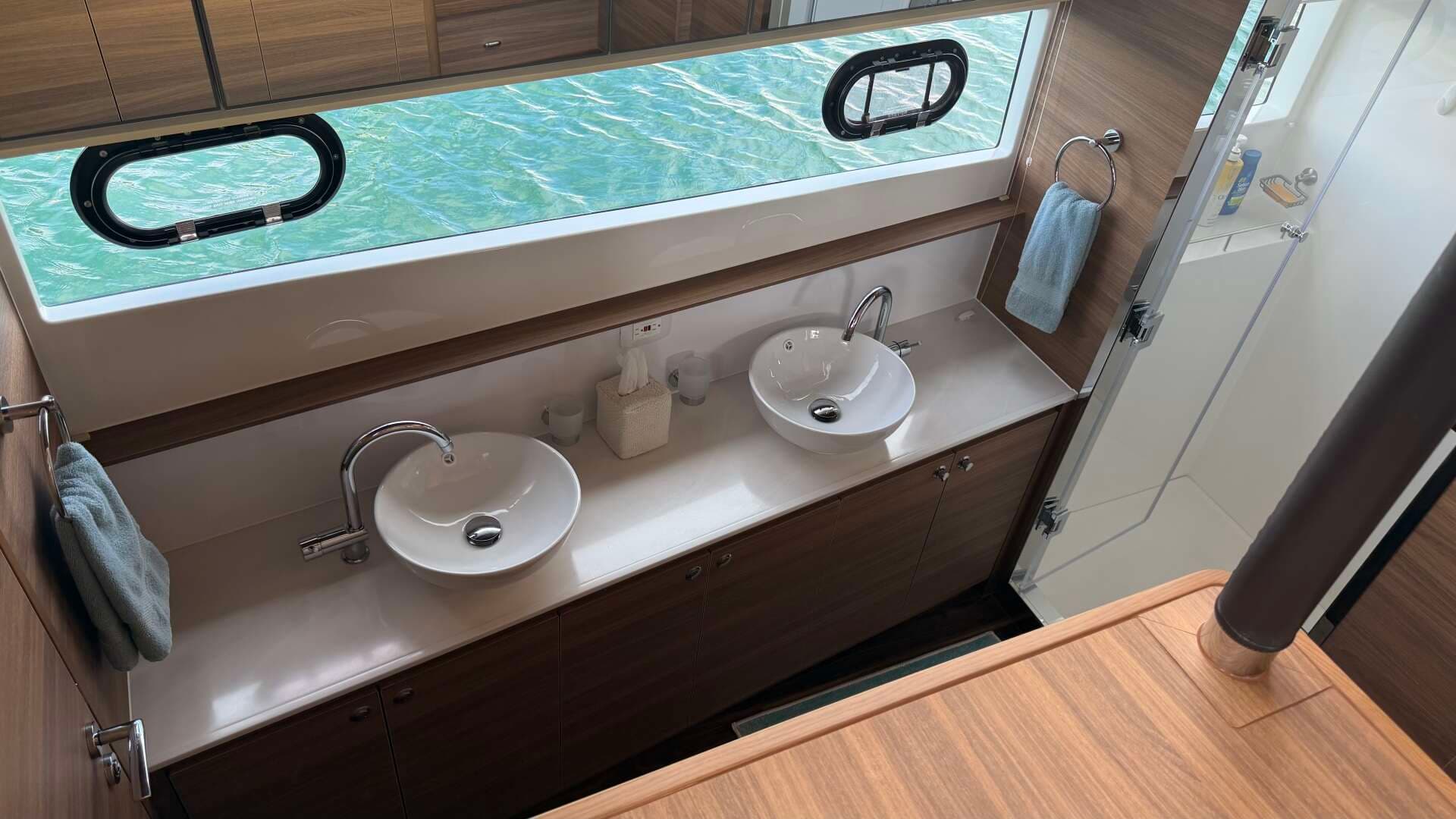 2025 Aquila 54 ENCLOSED BRIDGE - Image 92