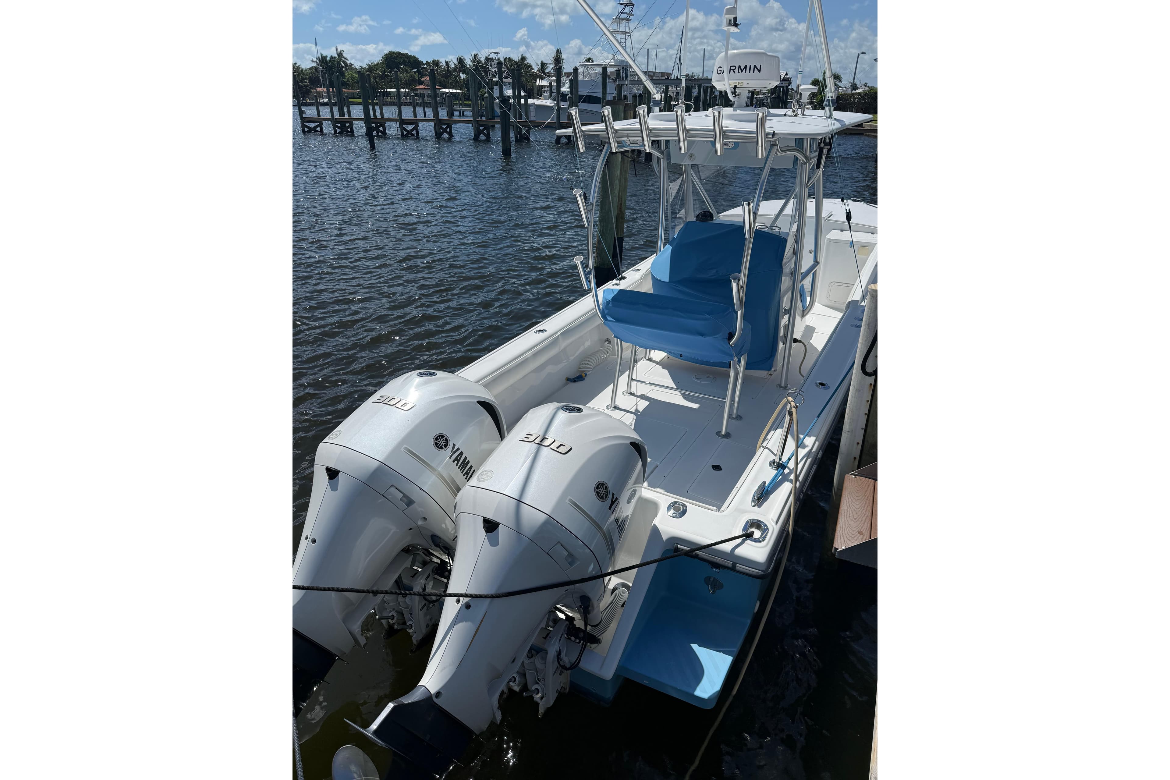 1992 Intrepid 289 Center Console boat with twin Yamaha engines docked by the water.