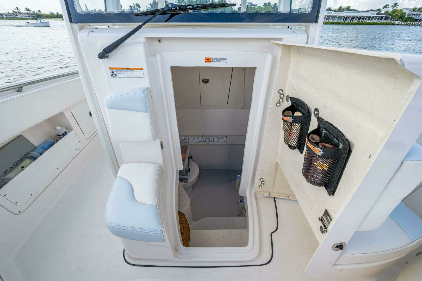 2023 Robalo R302 - Image 10