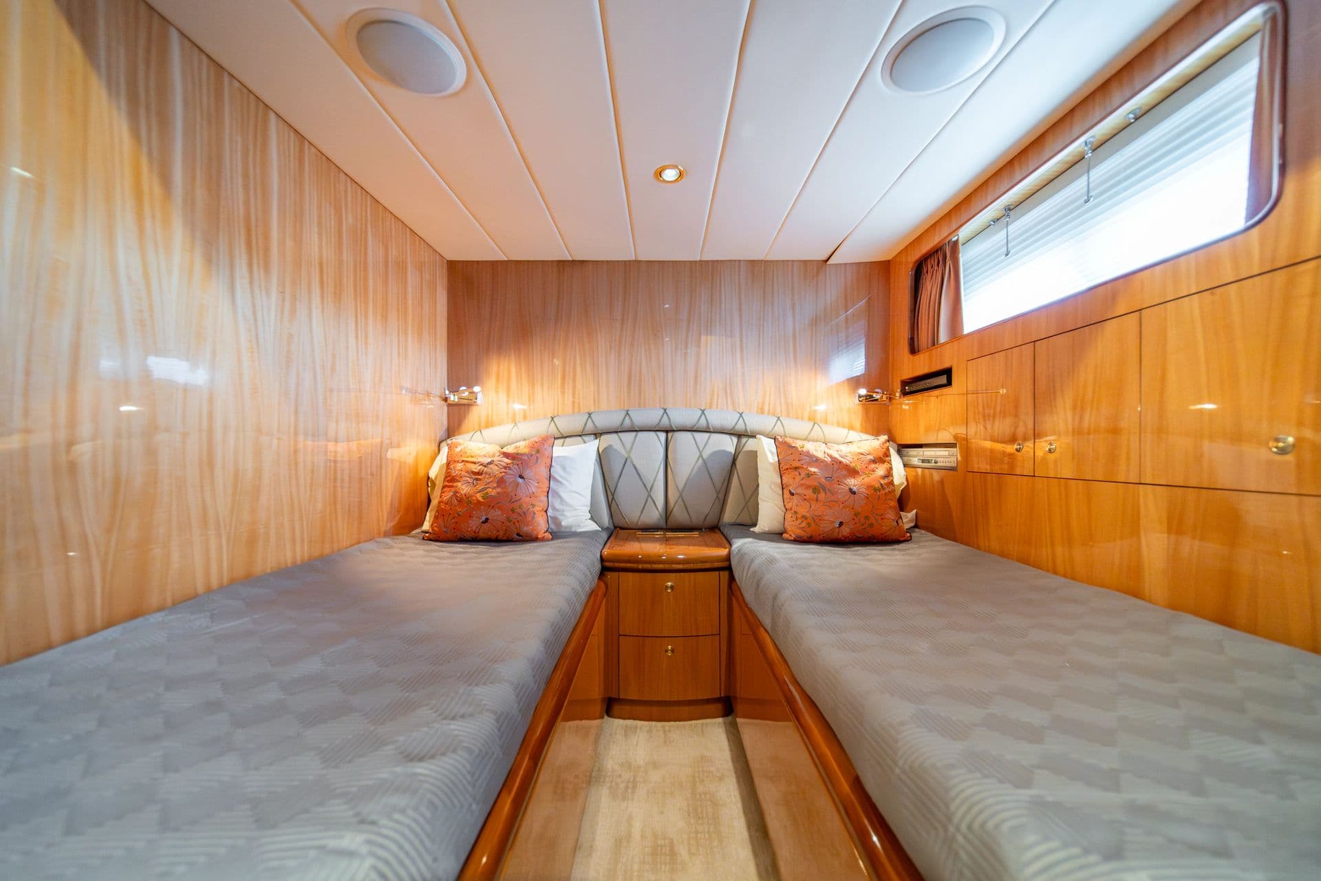 2005 Horizon 82 Skylounge - 60