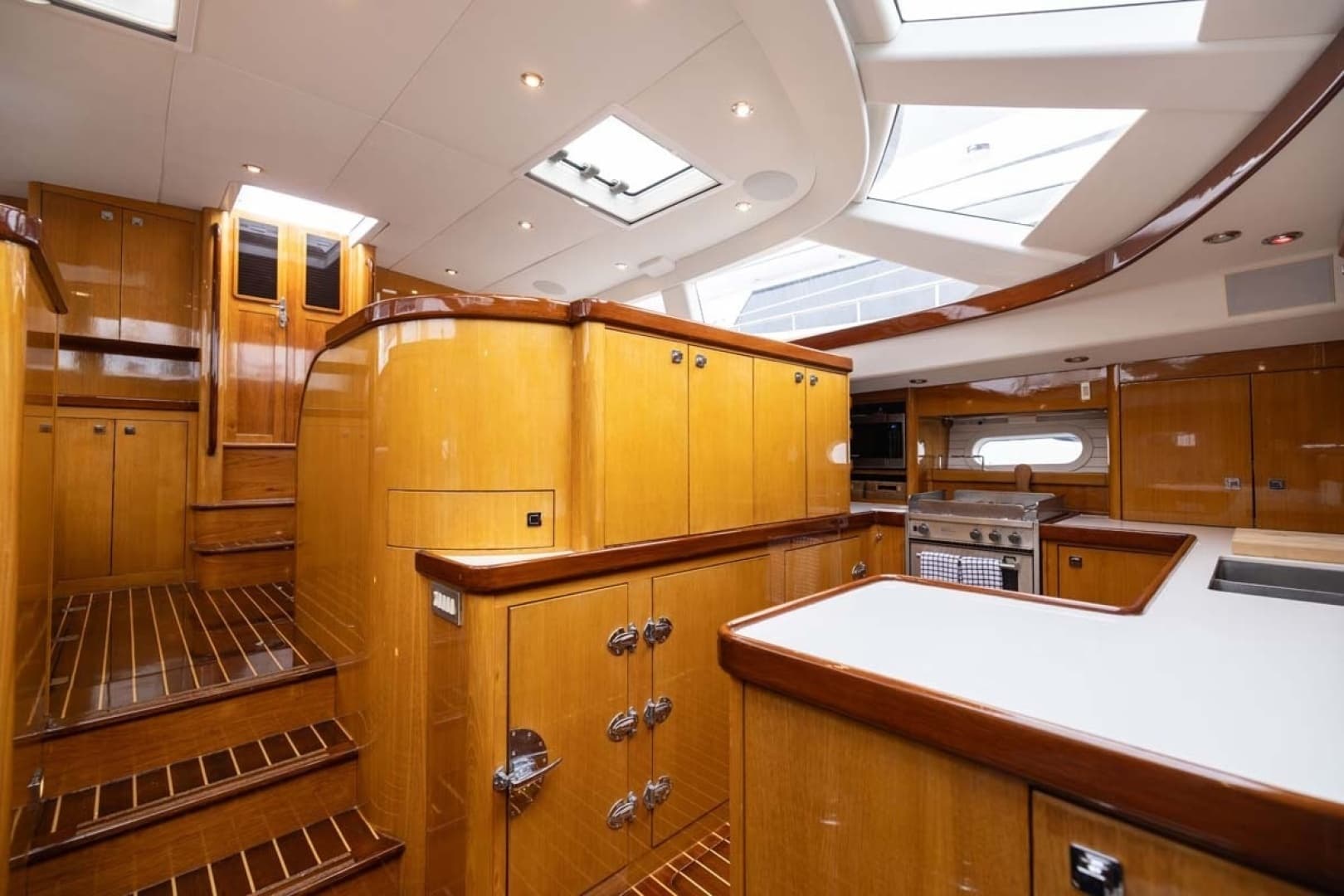 1999 Admiral Marine Center Cockpit - Image 10