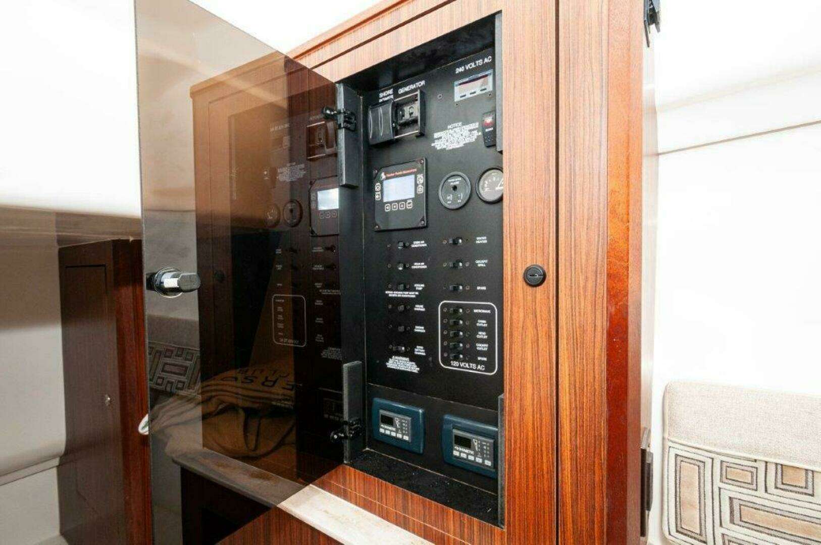 2023 Pursuit DC 365 Dual Console - Image 15