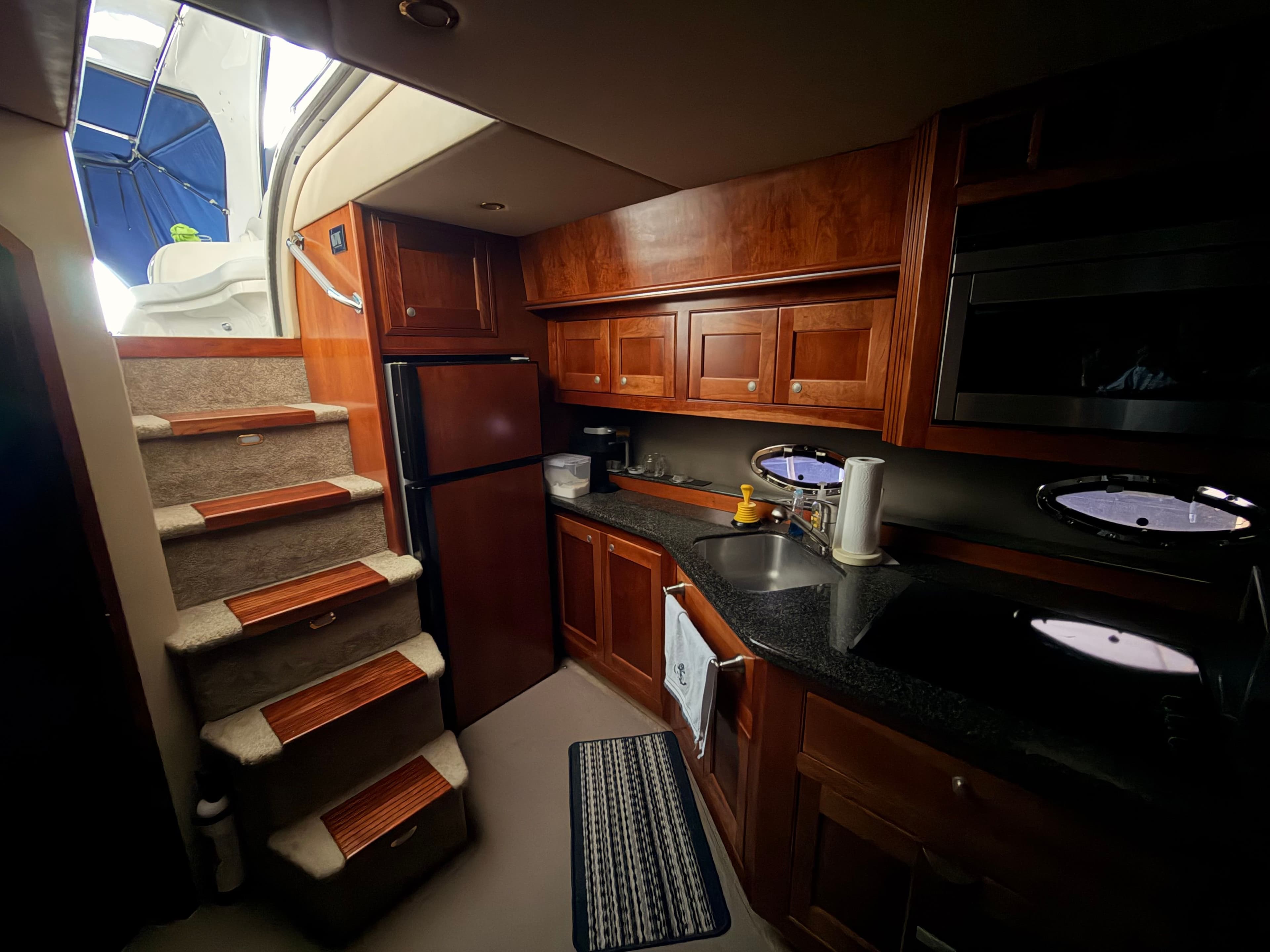 2006 Cruisers Yachts 560 Express - 16
