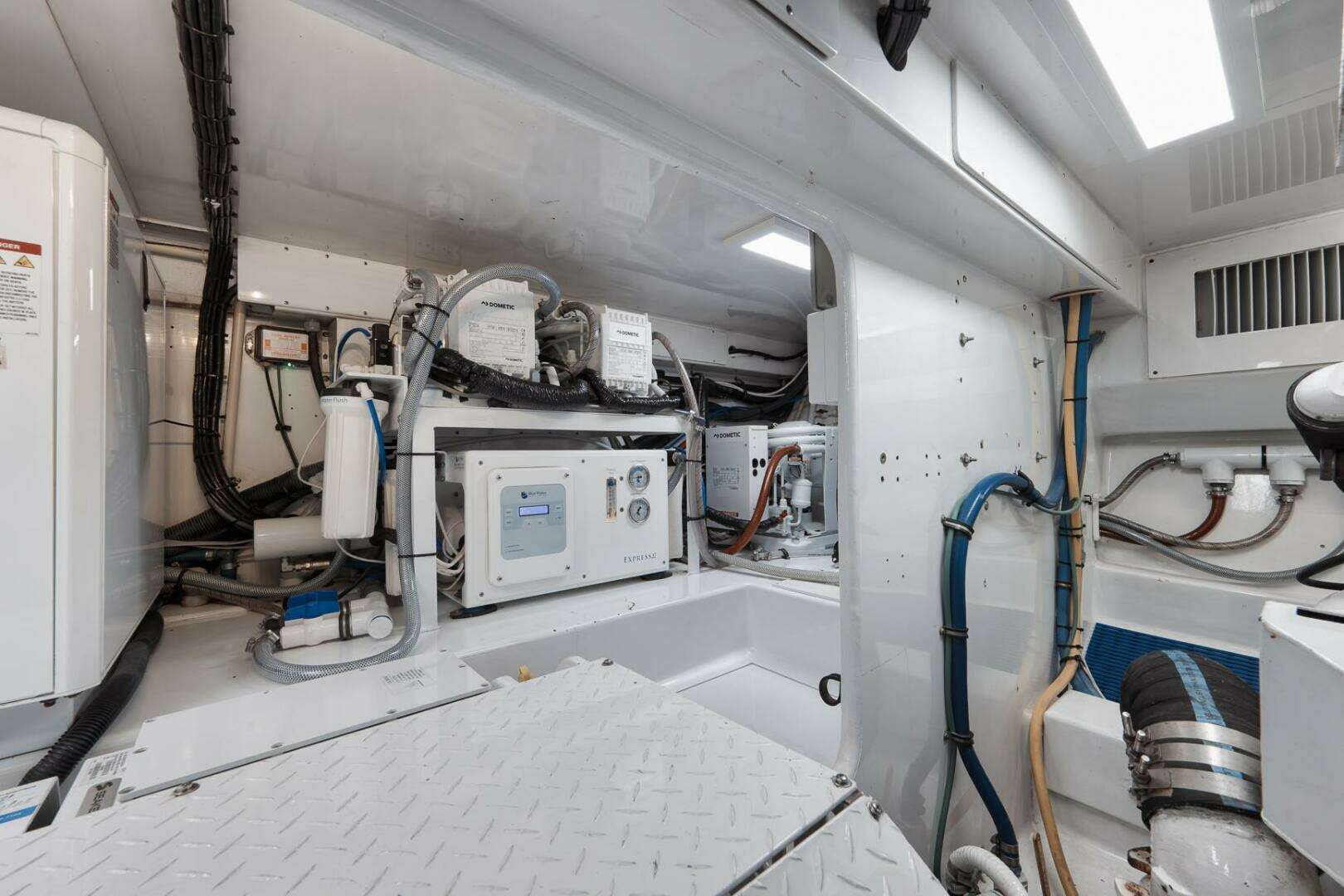 2002 Weaver 60 Convertible - Image 59