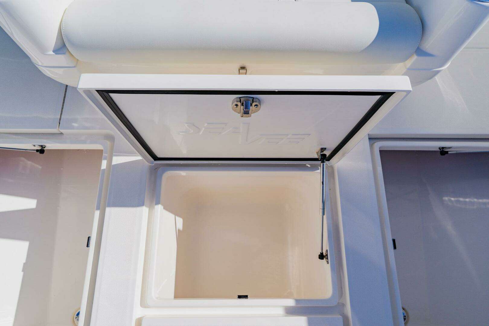 2025 SeaVee 370z - Image 32