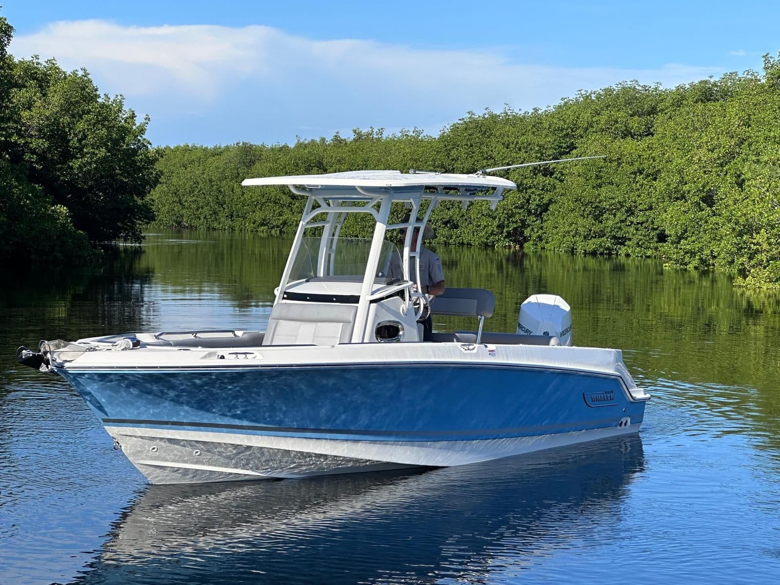 2026 Boston Whaler 230 Outrage - 11