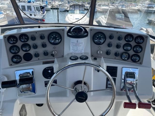 1999 Carver 356 Aft Cabin Motor Yacht - 30