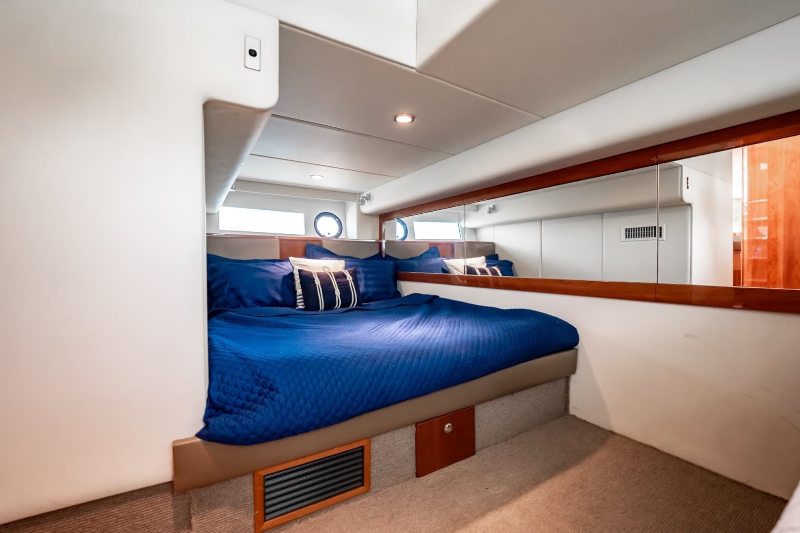 2016 Riviera 5000 Sport Yacht - Image 81