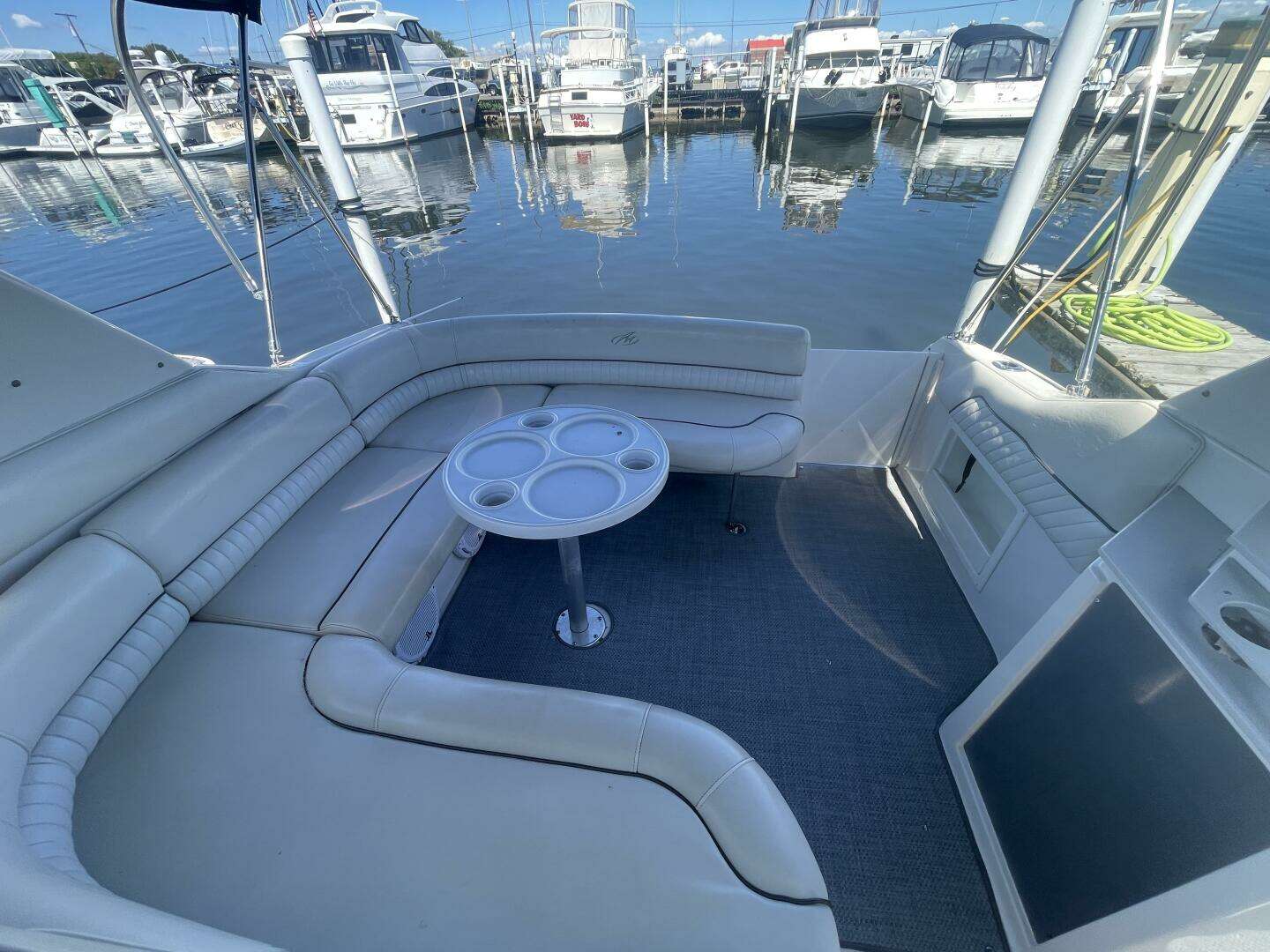 2005 Monterey 322 Cruiser - Image 12