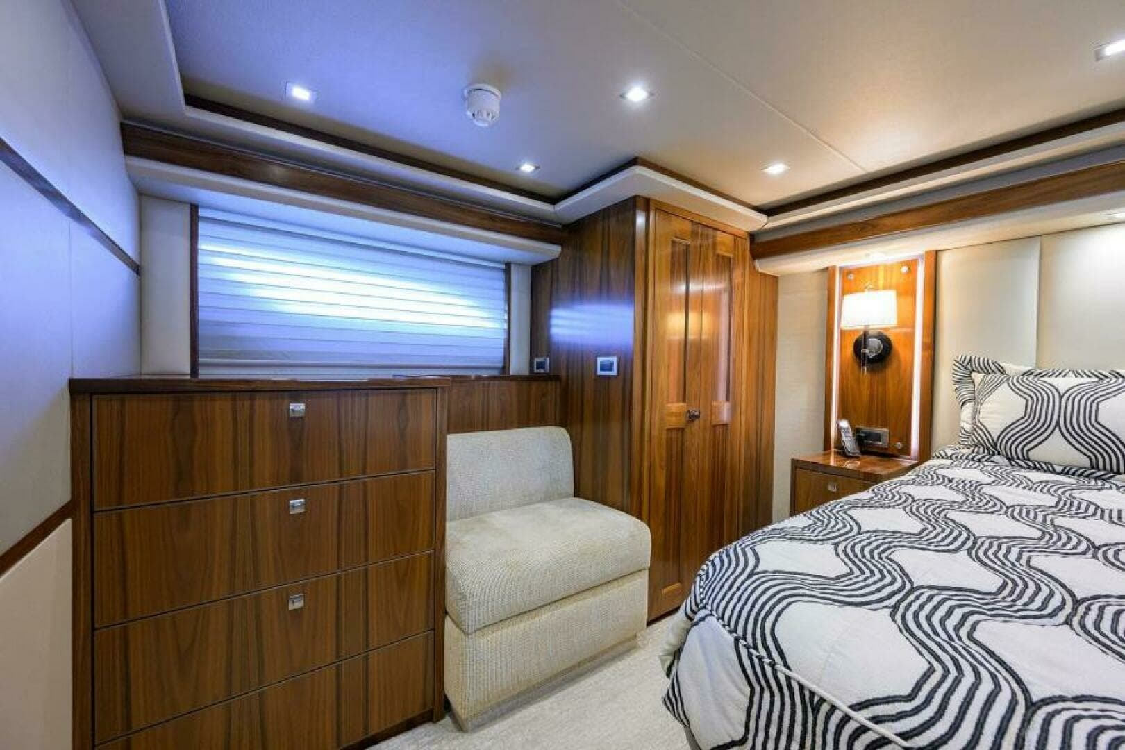 2019 Viking 80 Convertible - Image 13