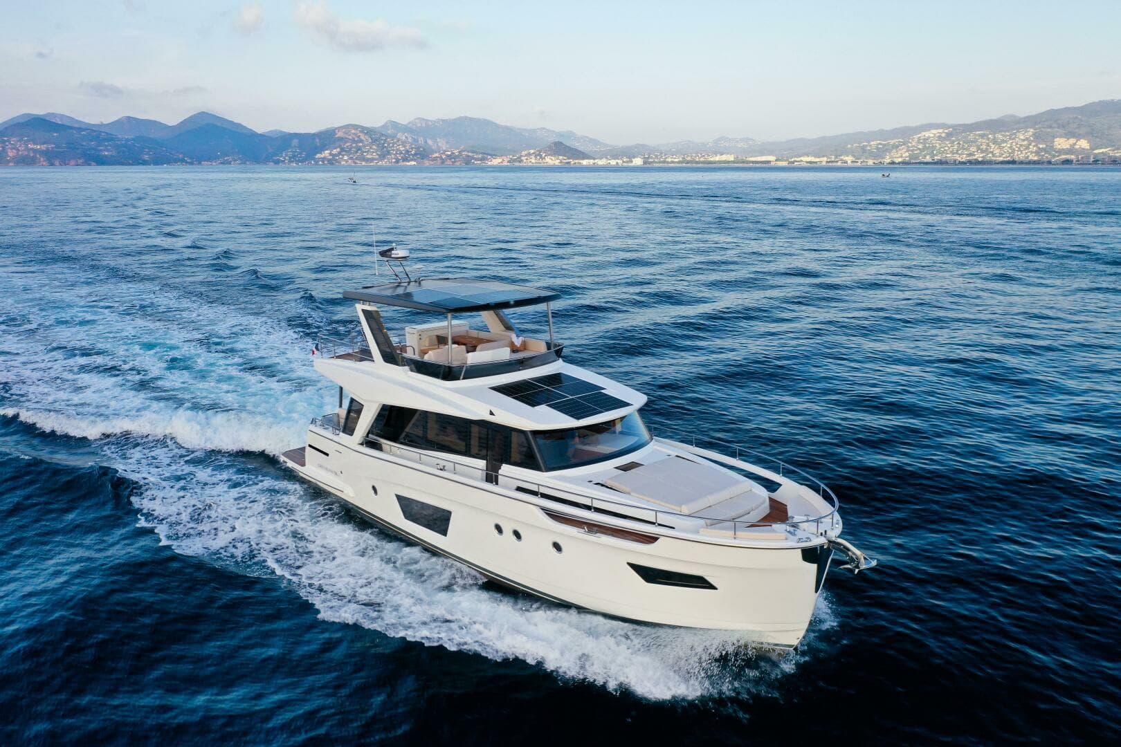 2027 Greenline 58 Fly Hybrid - Image 2