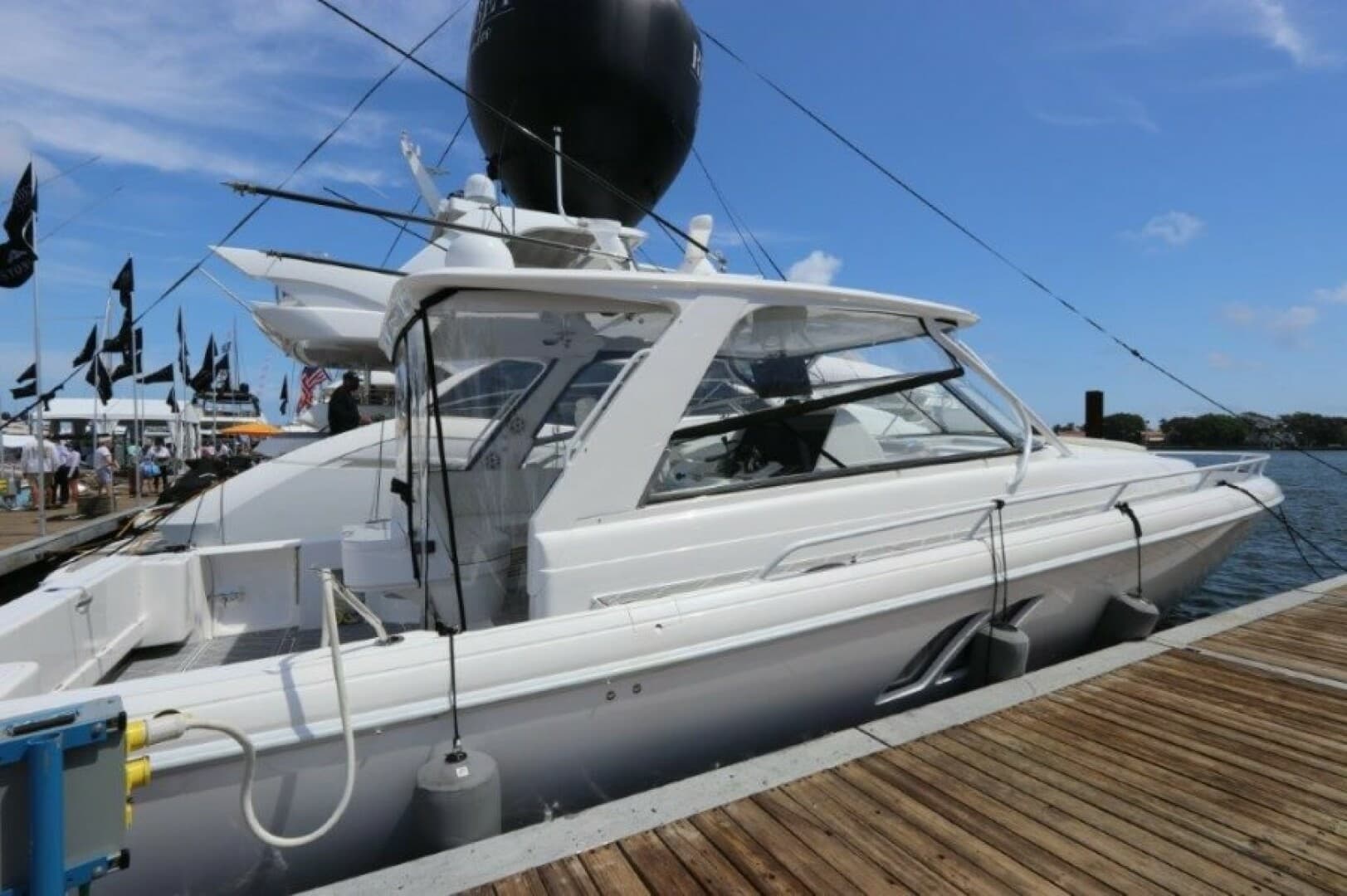 2019 Intrepid 475 Sport Yacht - Image 7