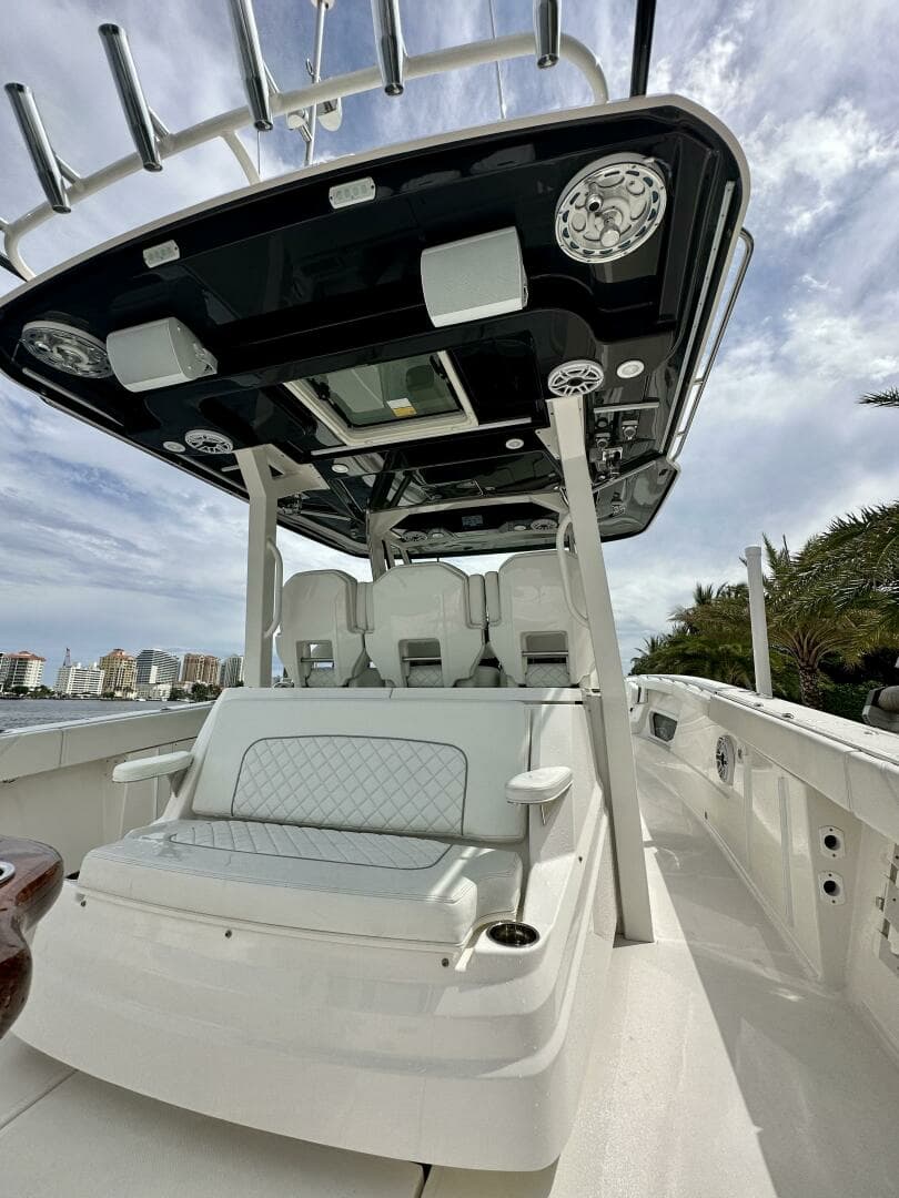 2022 Pursuit 378 - Image 9