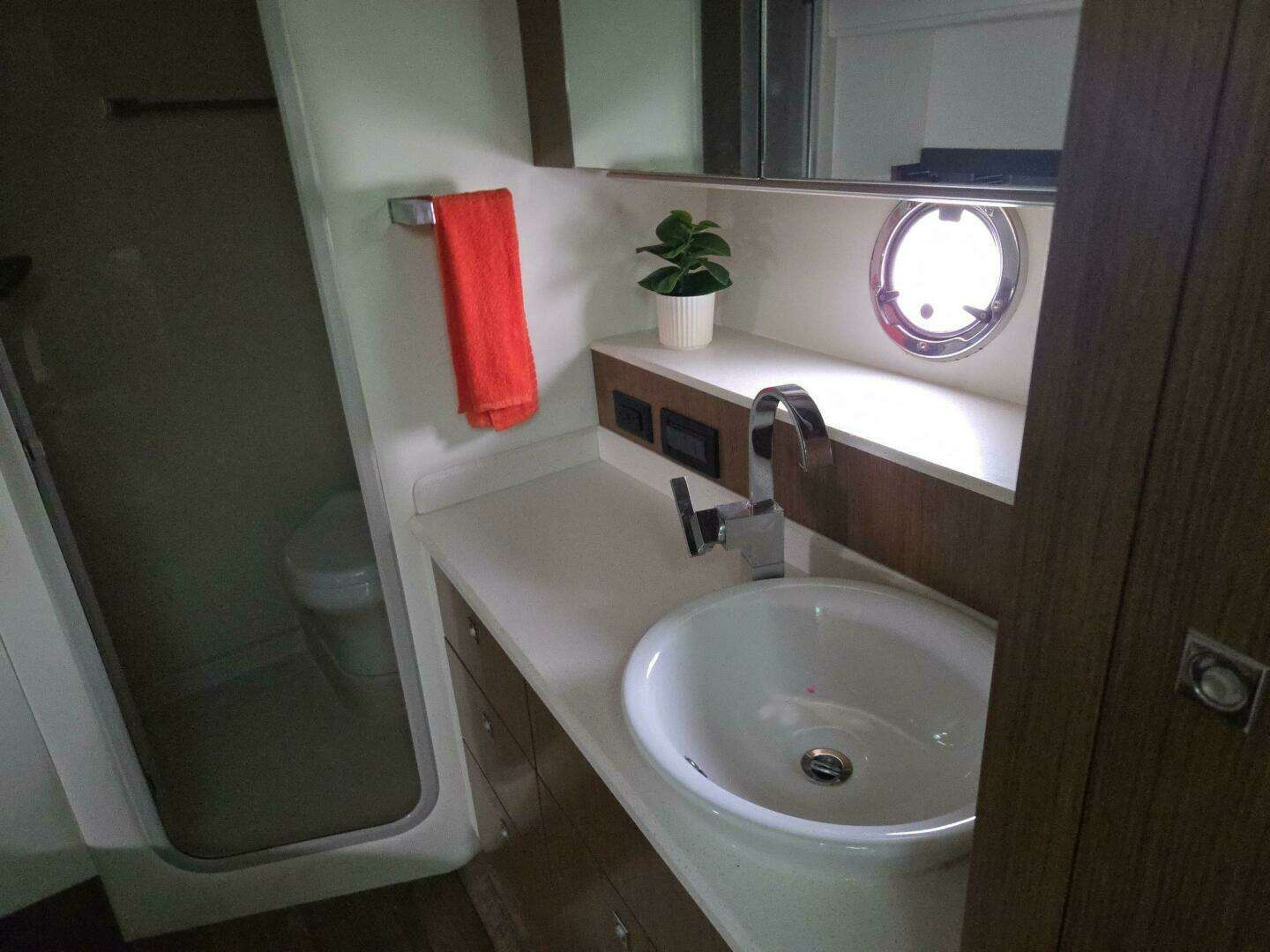 2016 Cruisers Yachts Cantius - Image 11