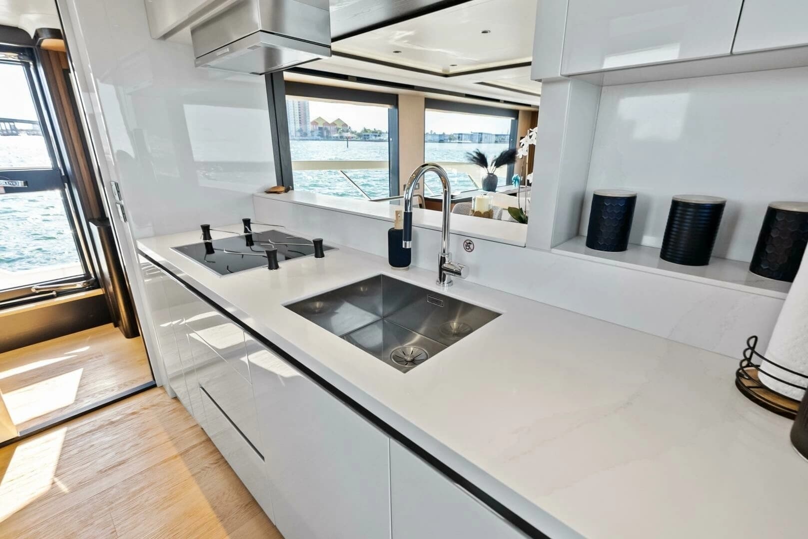 2025 Absolute 75 Navetta - Image 9