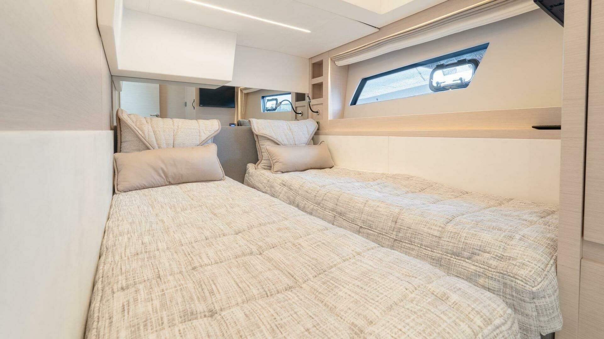 2023 Prestige 520 S - Image 22