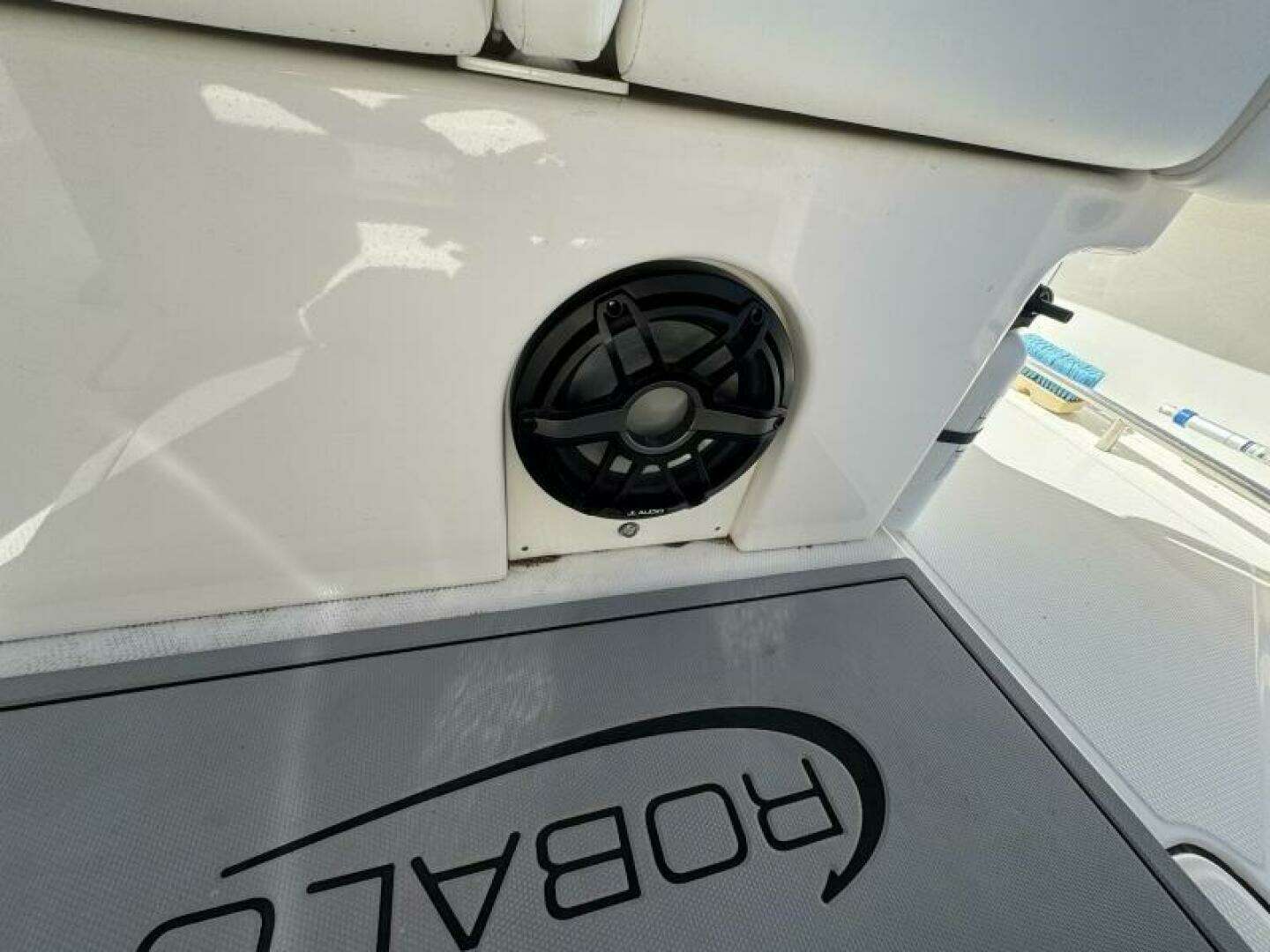 2023 Robalo R270 Center Console - Image 30