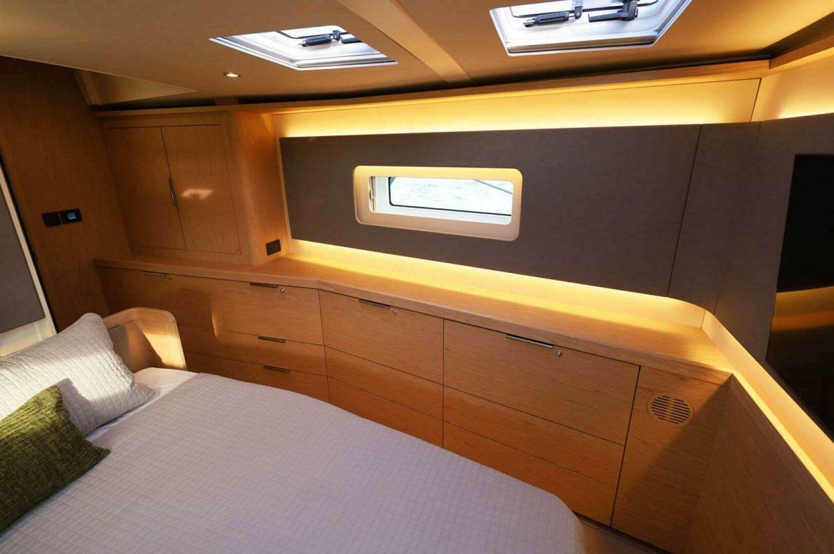 2023 Beneteau Oceanis 60 - Image 32