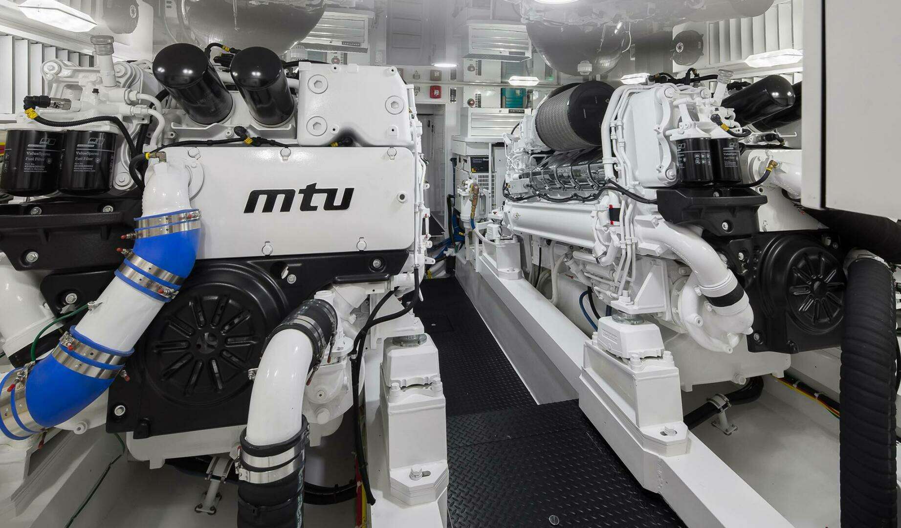 2026 Viking 68 Enclosed Bridge - Image 22