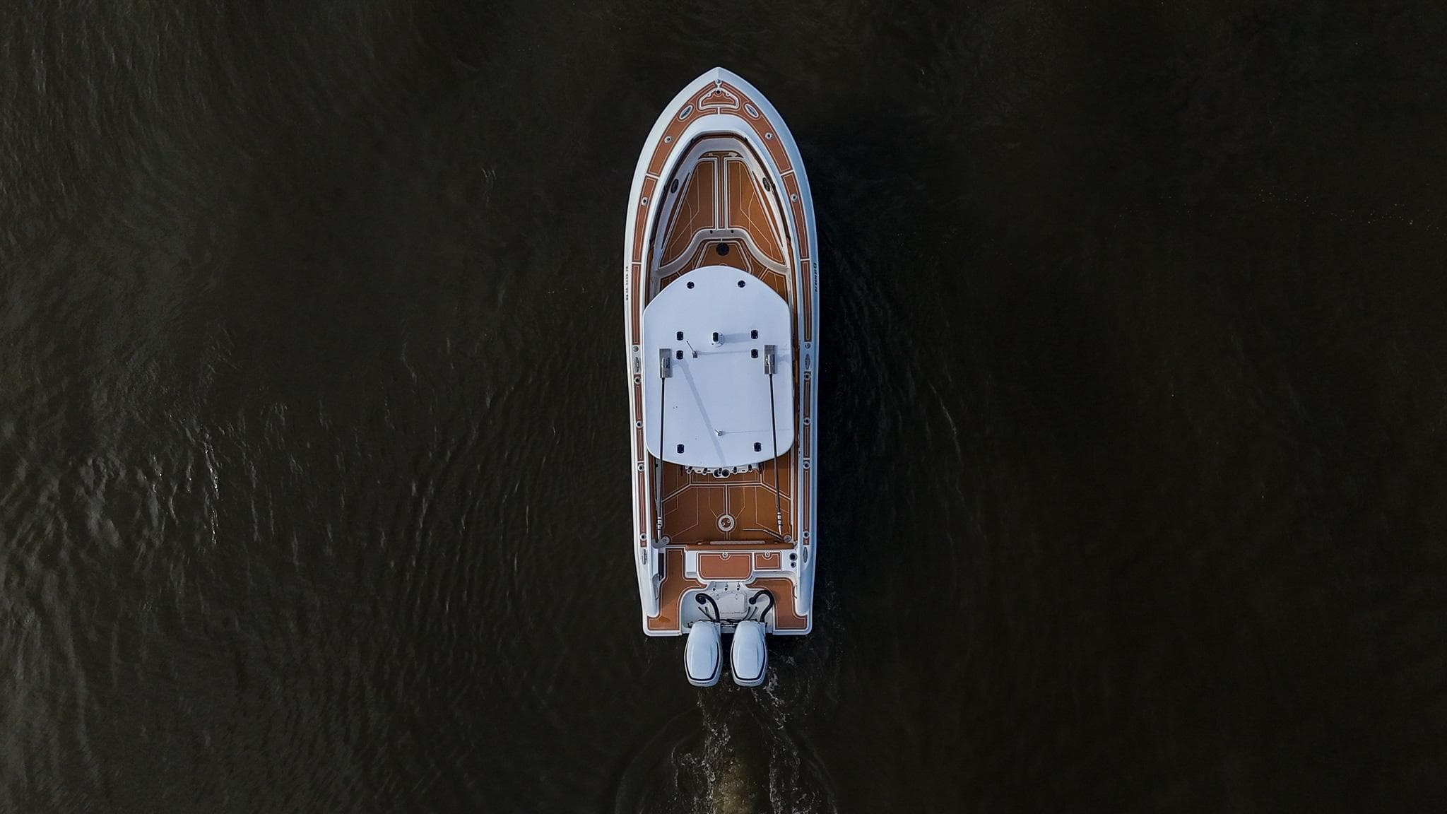 Top view of a 2000 Hydra-Sports 2796 Vector boat on water.