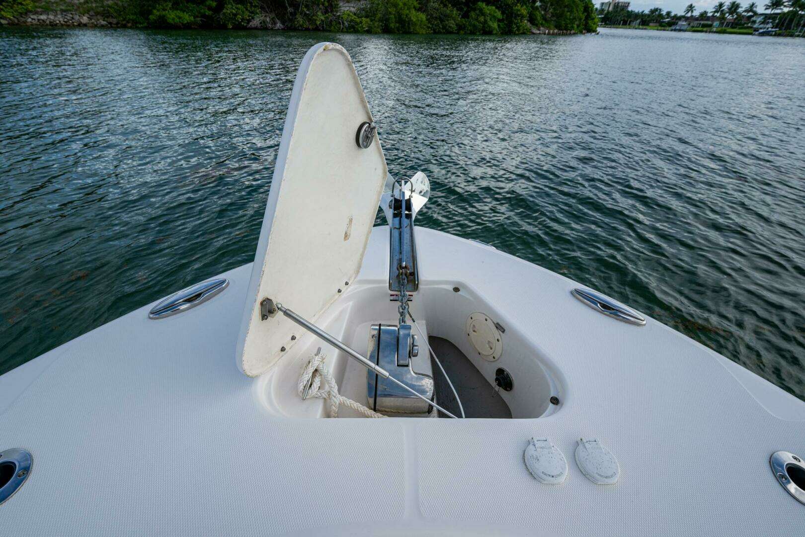 2023 Robalo R302 - Image 8