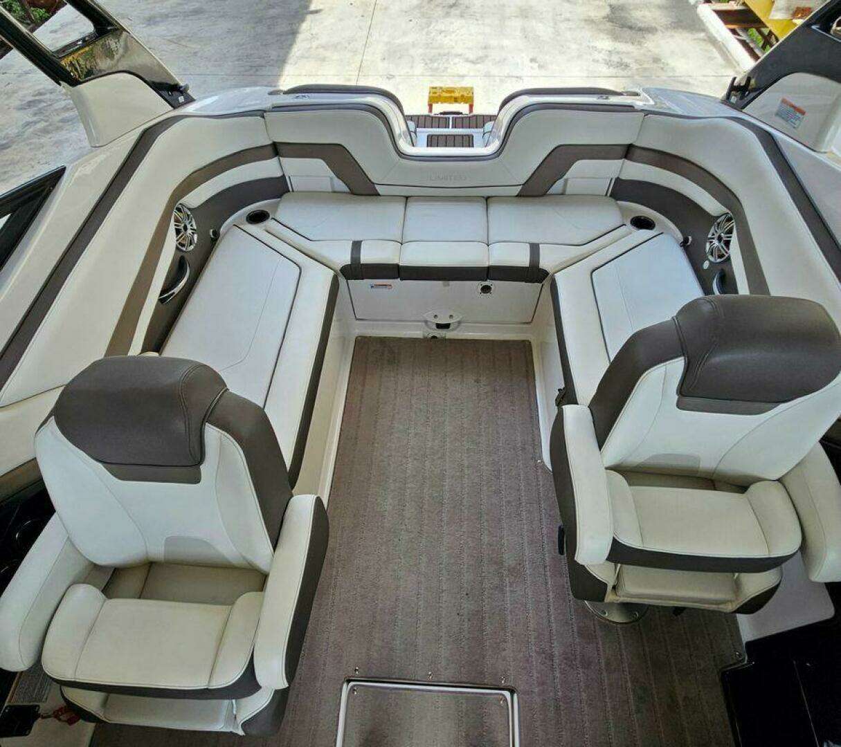 2016 Yamaha Boats 242 Limited E-Series - Image 12