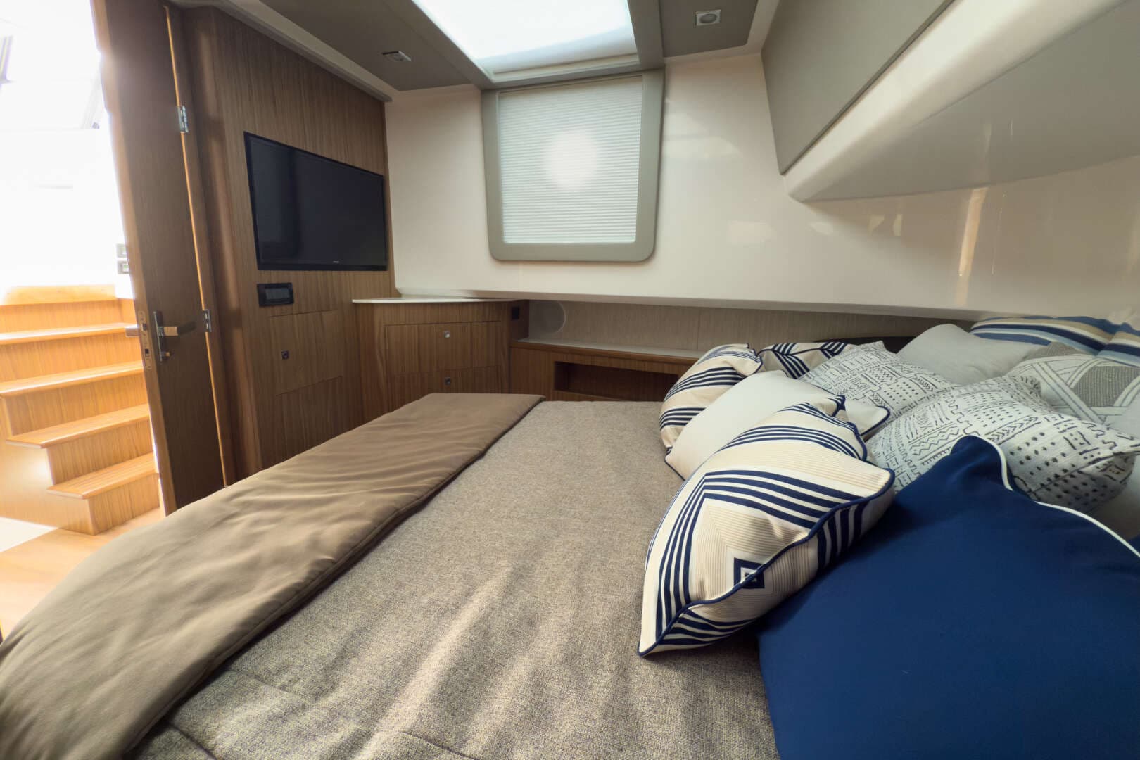 2026 Cruisers Yachts 50GLS OB - Image 29