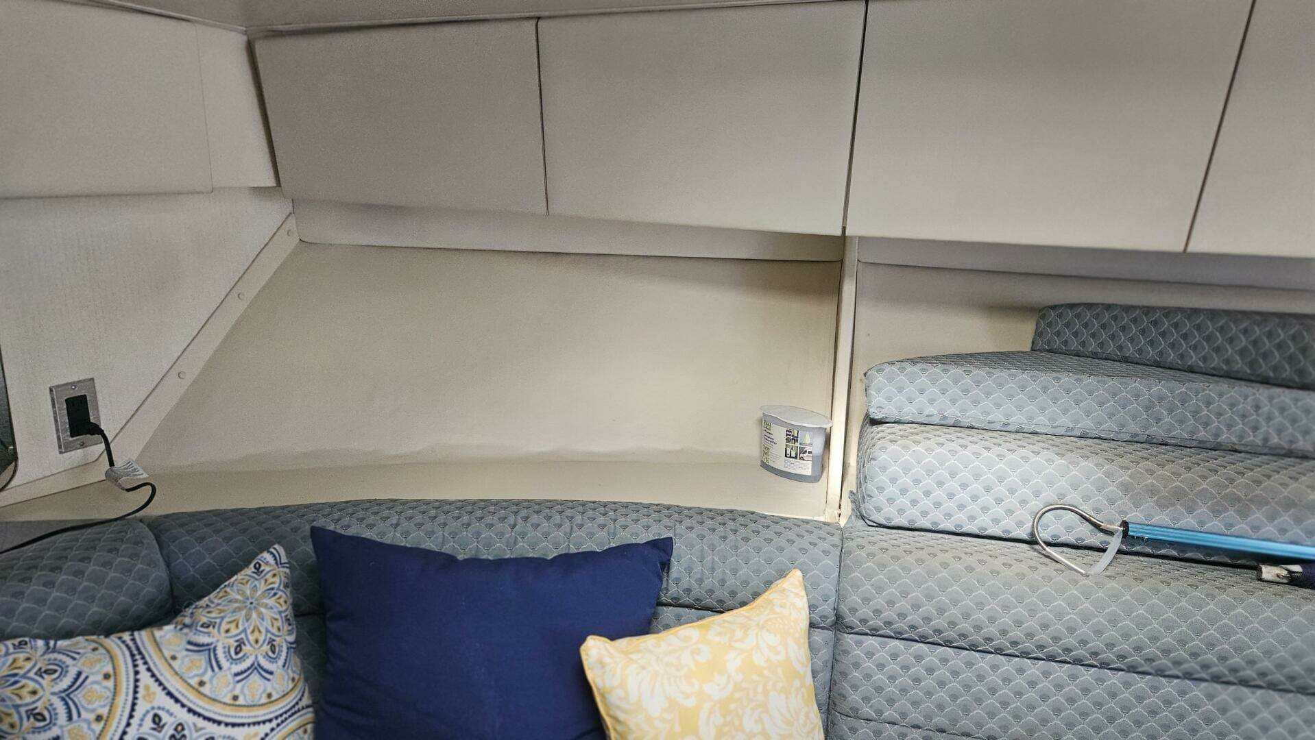 1990 Trojan 11M Express - Image 32